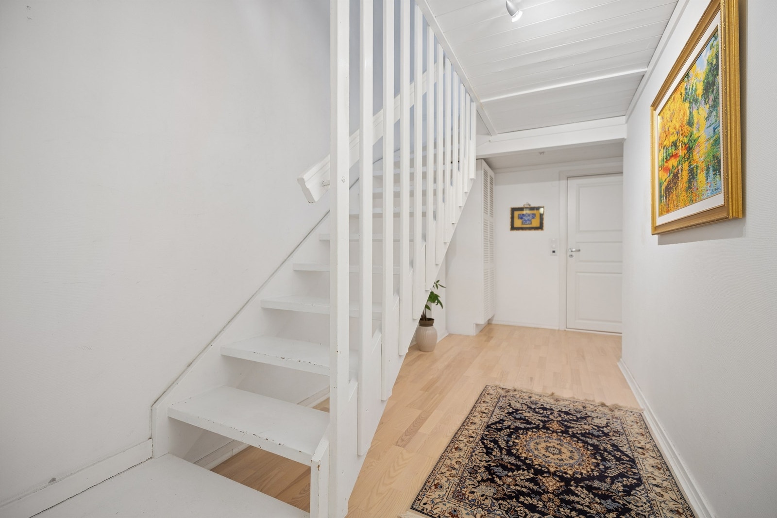 Fra gangen leder trappen deg opp til stue, kjøkken og det tredje soverommet. Galleribilde