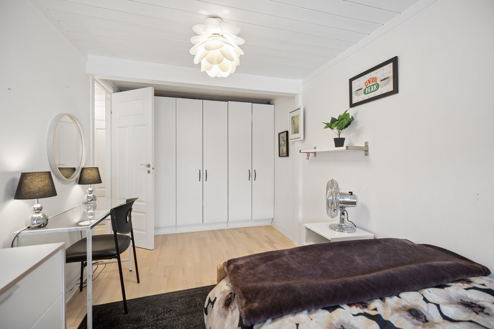 På dette soverommet er det godt med garderobeskap for oppbevaring. Galleribilde