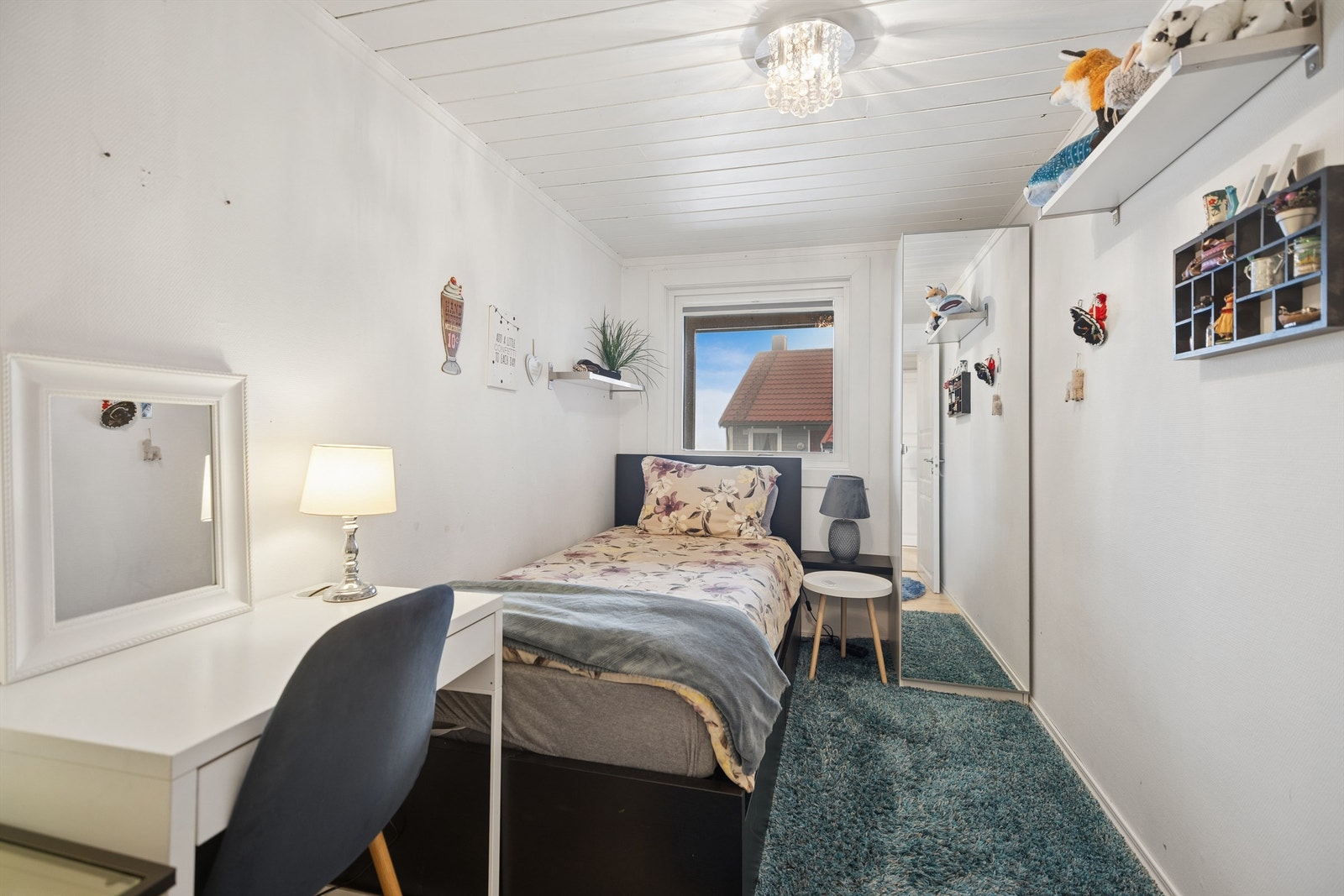 Det andre soverommet i denne etasjen passer fint til barnerom, gjesterom eller kontor. Galleribilde