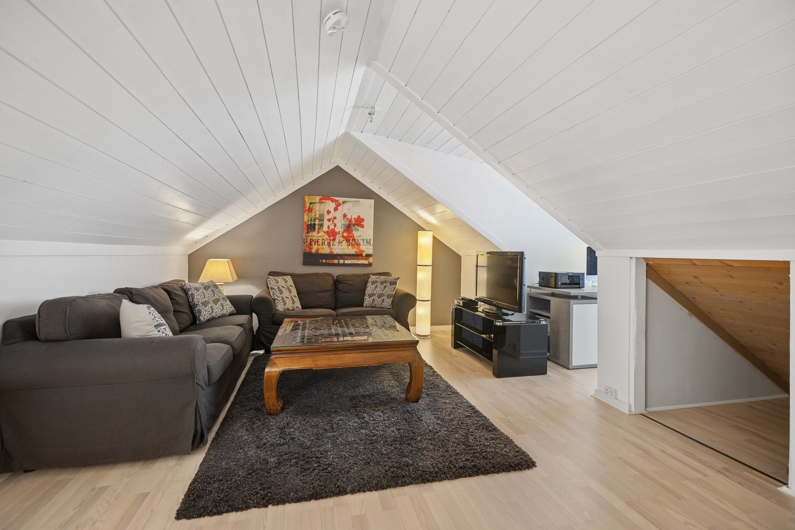 Hyggelig loftstue med plass til stor sittegruppe og mediemøblement. (Rommet er ikke godkjent til varig opphold) Galleribilde