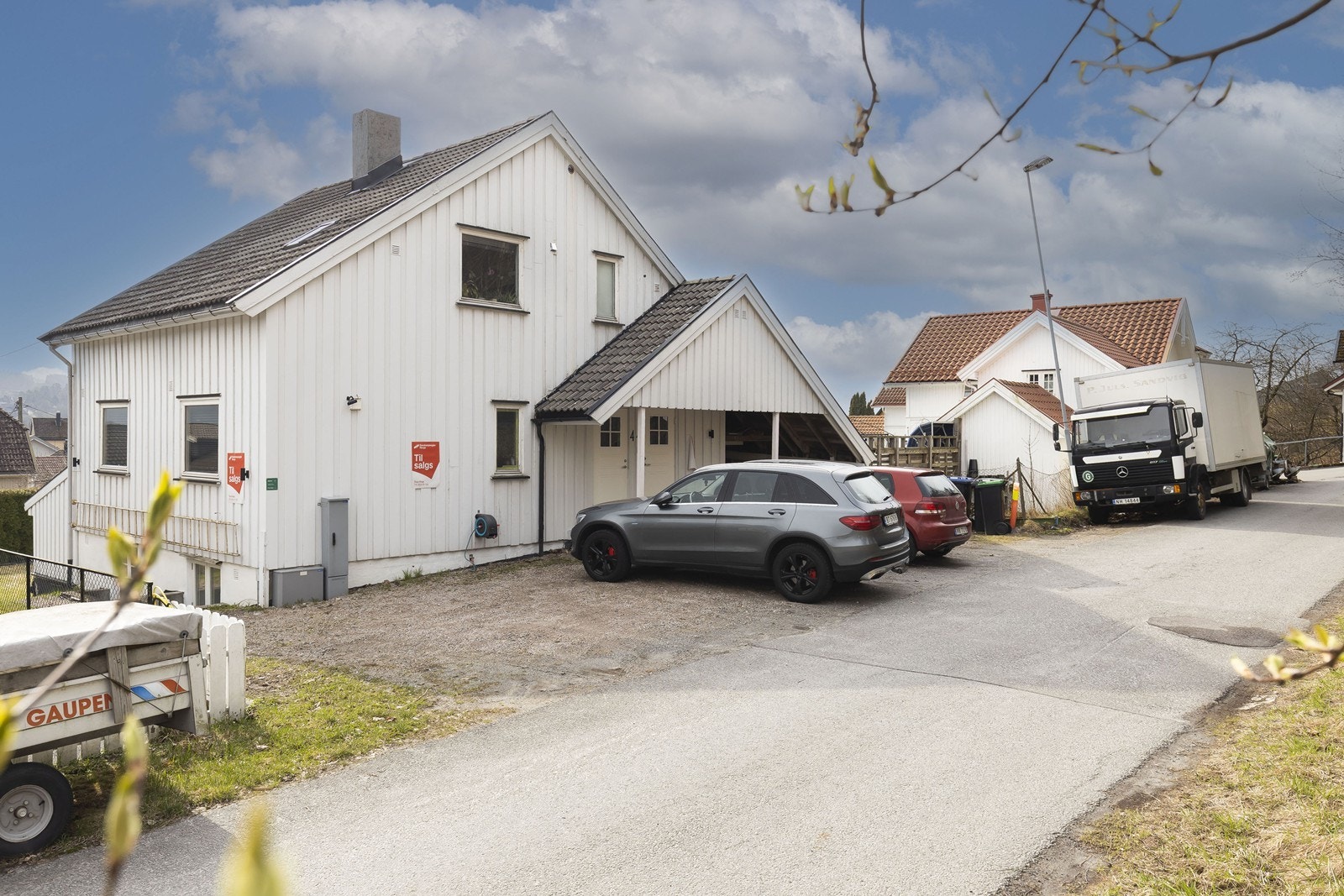 Biloppstillingplasser på egen gårdsplass, samt en carport Galleribilde