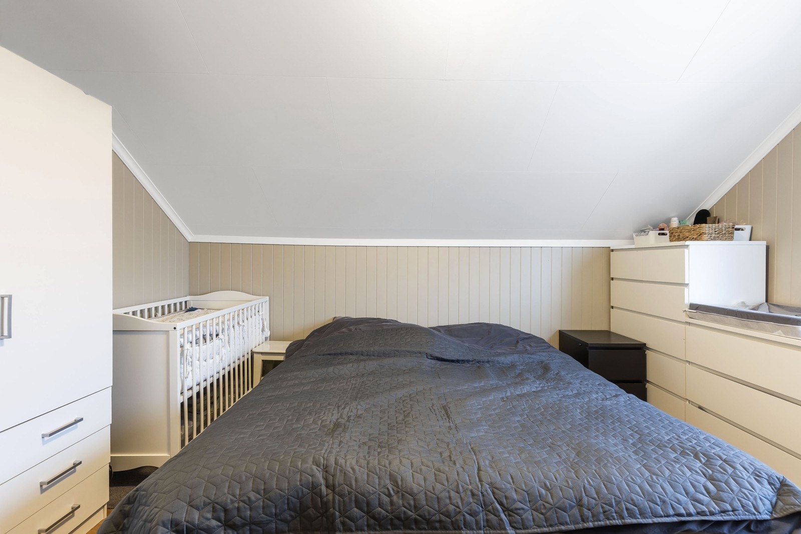 Soverom i 2.etasje. God plass til dobbeltseng. Galleribilde