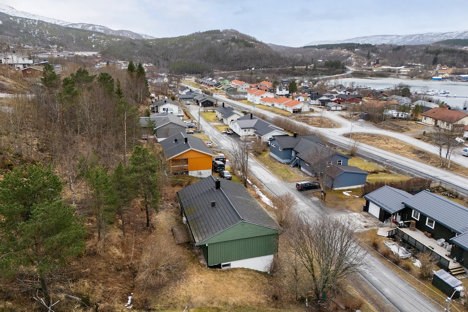 Boligen ligger i skrånende terreng med adkomst fra opparbeidet gårdsplass. Galleribilde