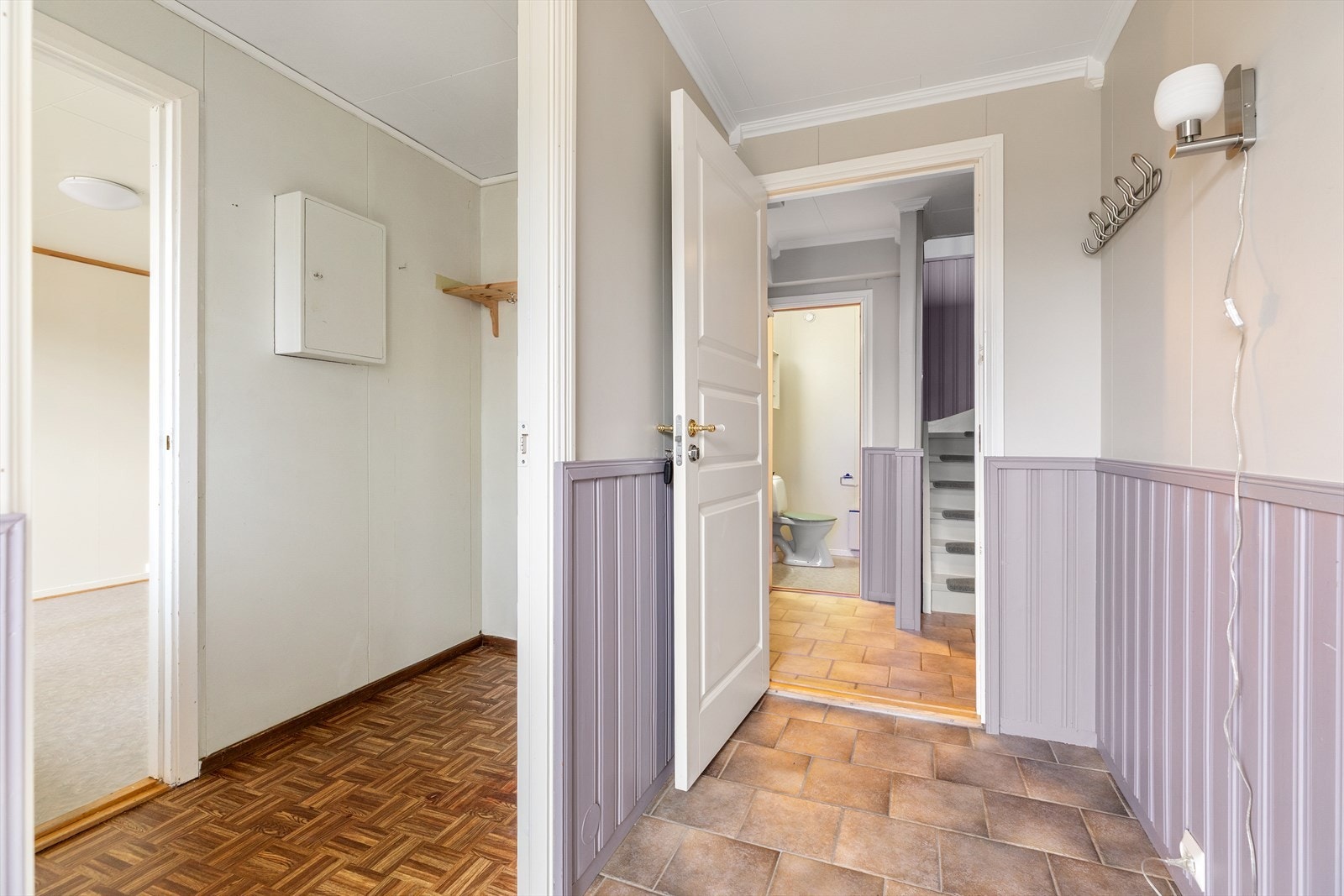 Underetasje: Felles vindfang med hybeldel, hall m/trapp, toalettrom, soverom, soverom 2, vaskerom, mellomgang, bod, bod 2, gang ,stue/kjøkken/sovealkove , og Garasje i forlengelse av huset. Galleribilde