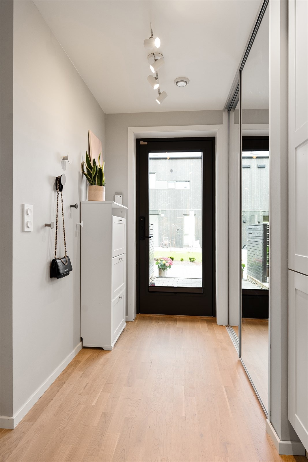 Skyvedørsgarderobe med speilfronter gir gode oppbevaringsmuligheter for yttertøy. Galleribilde