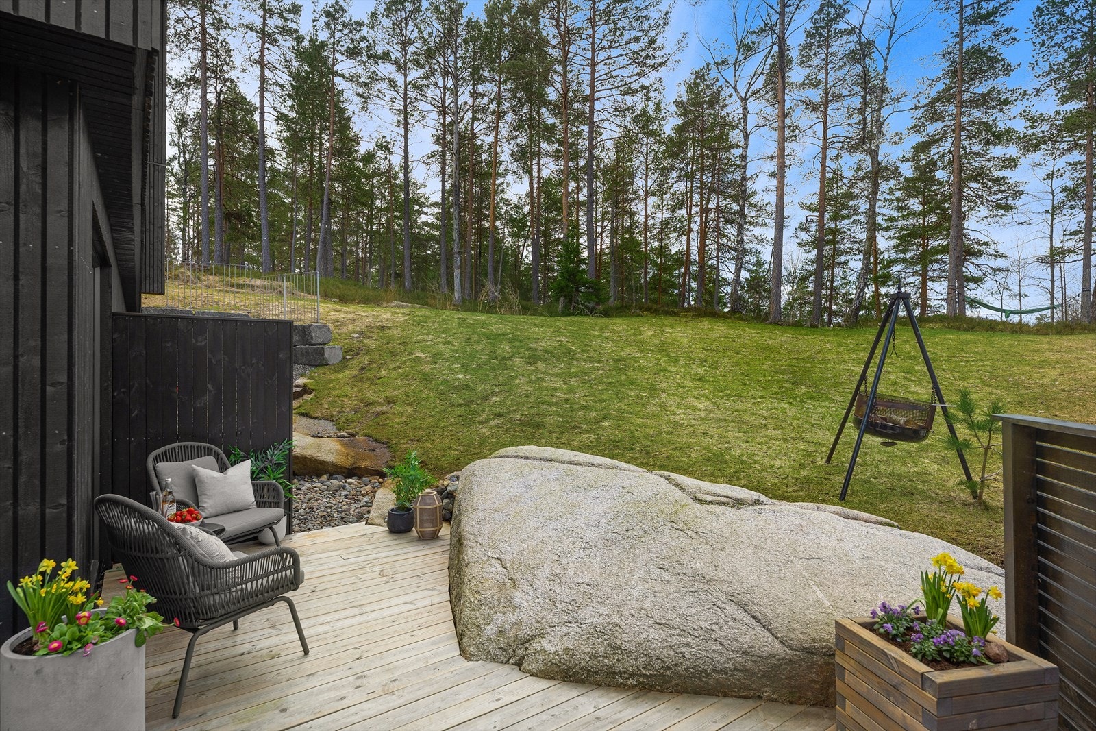 Terrassen er bygget i trekonstruksjon med terrassebord på bjelkelag. Galleribilde