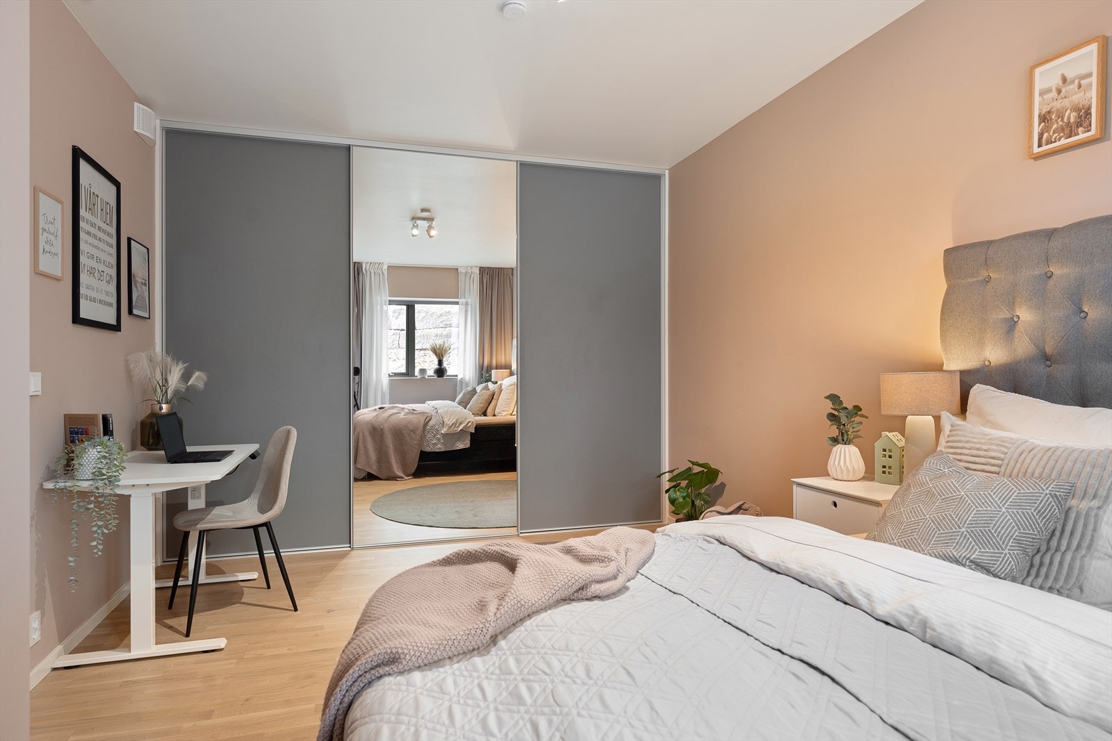 En stor skyvedørsgarderobe med speil- og glatte fronter gir rikelig med oppbevaringsplass. Galleribilde