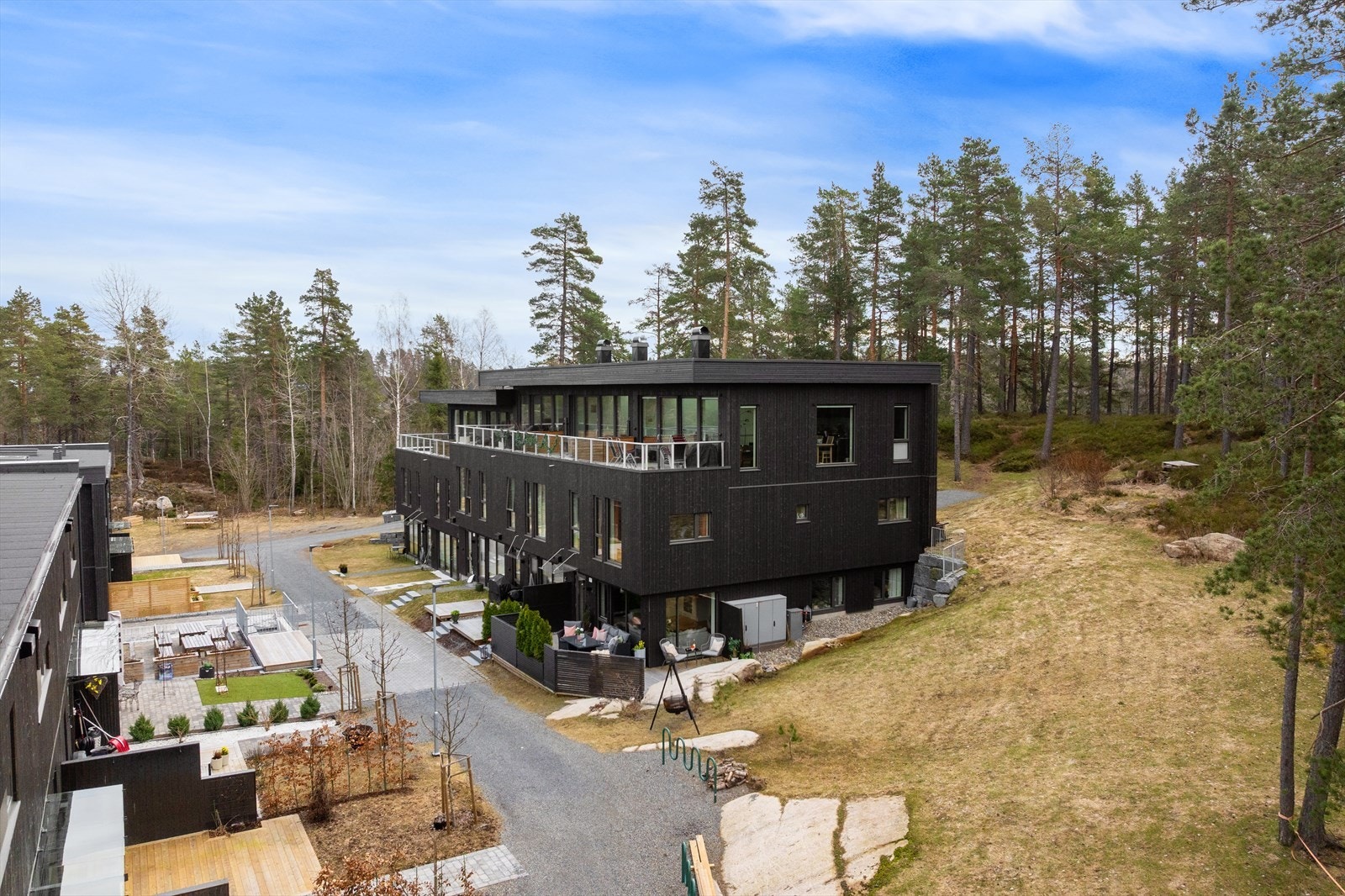 Boligen er plassert i et rolig og familievennlig område, i ca. 10 minutters gange fra Heggedal sentrum Galleribilde