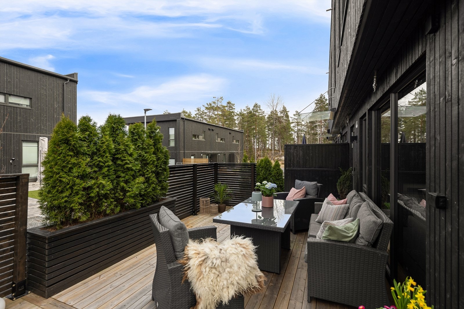 Den private terrassen blir en flott forlengelse av boligen på varme sommerdager og gir rikelig med plass for utemøbler. Galleribilde