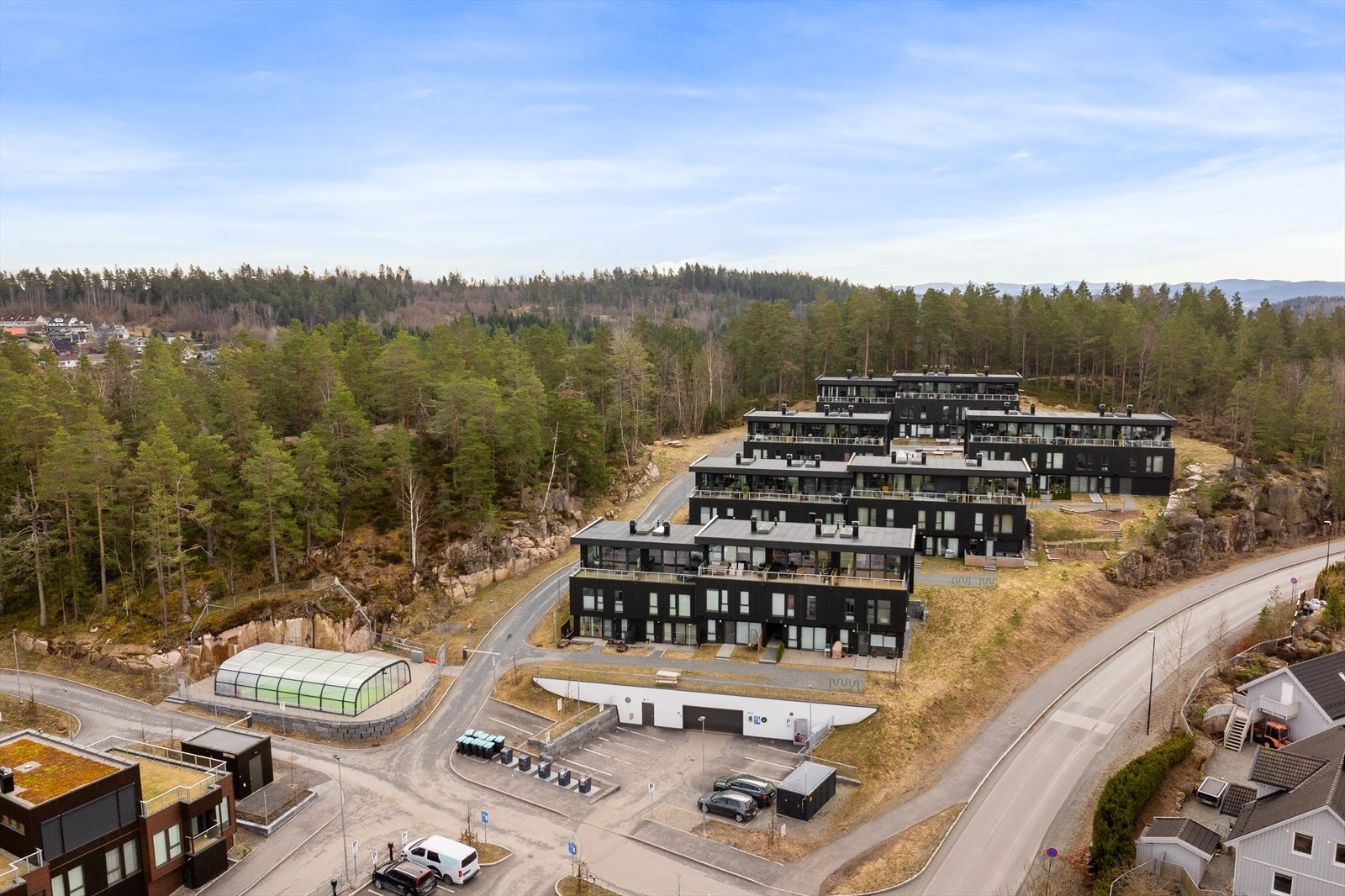 På feltet finnes rekreasjonsmulighetene i umiddelbar nærhet. Her har de blant annet svømmebasseng i sameiet. Galleribilde