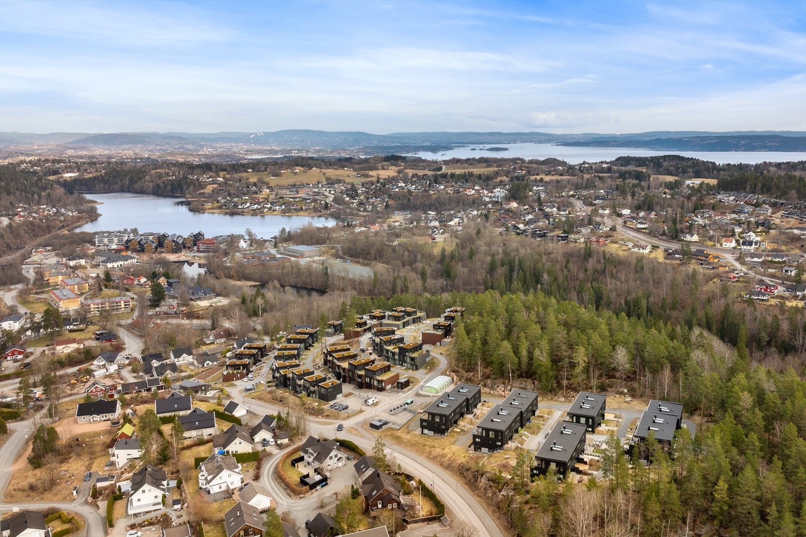 I Heggedal sentrum finner du "alt" du trenger i hverdagen- tog, buss, restauranter, div. butikker, treningssenter, badestrand m.m. Galleribilde
