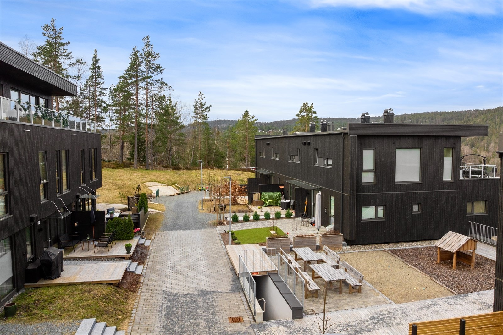Sameiet har hyggelige fellesområder med sittegrupper og lekeplass. Galleribilde