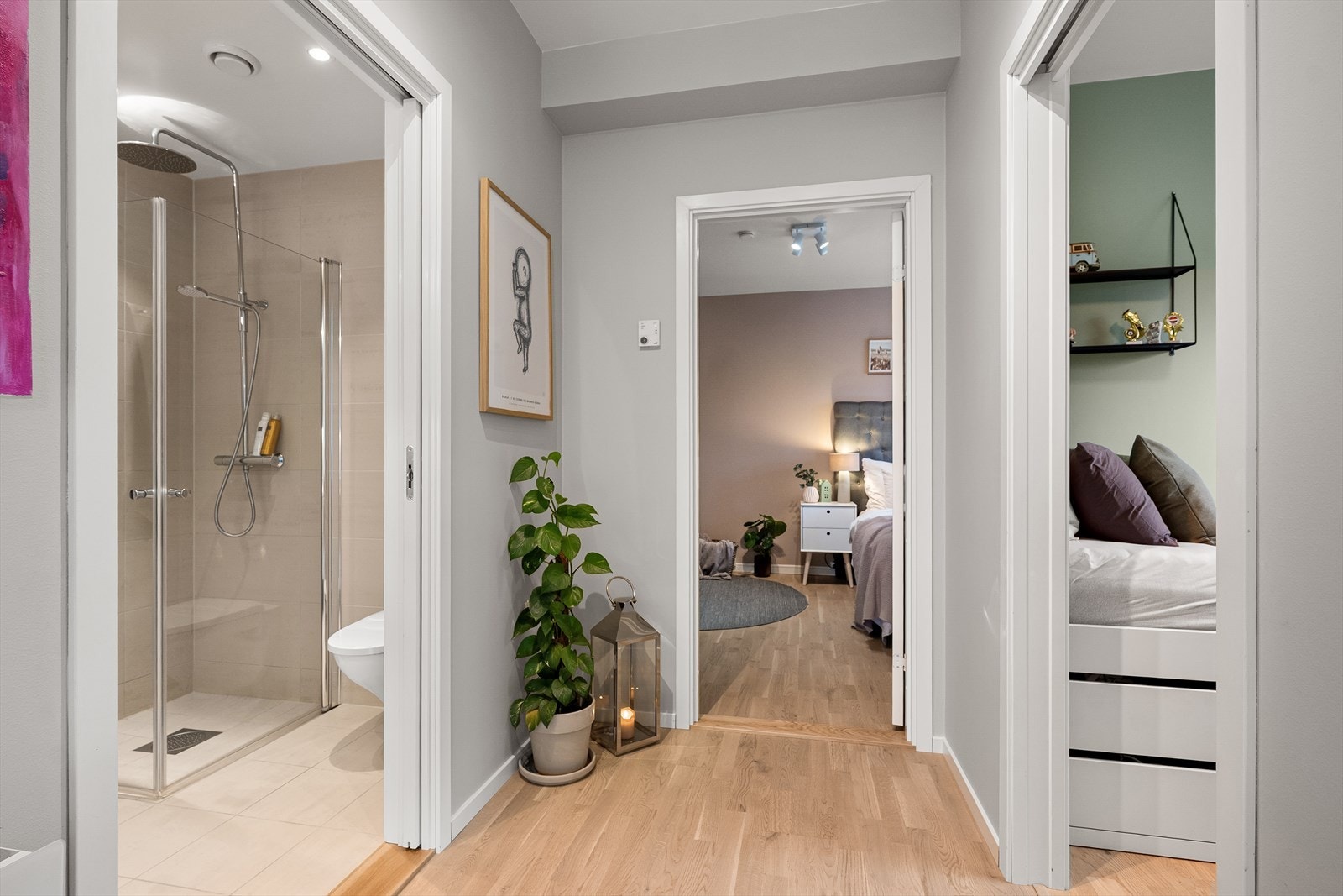 Fra den indre gangen er det tilgang til bad og begge soverom. Galleribilde