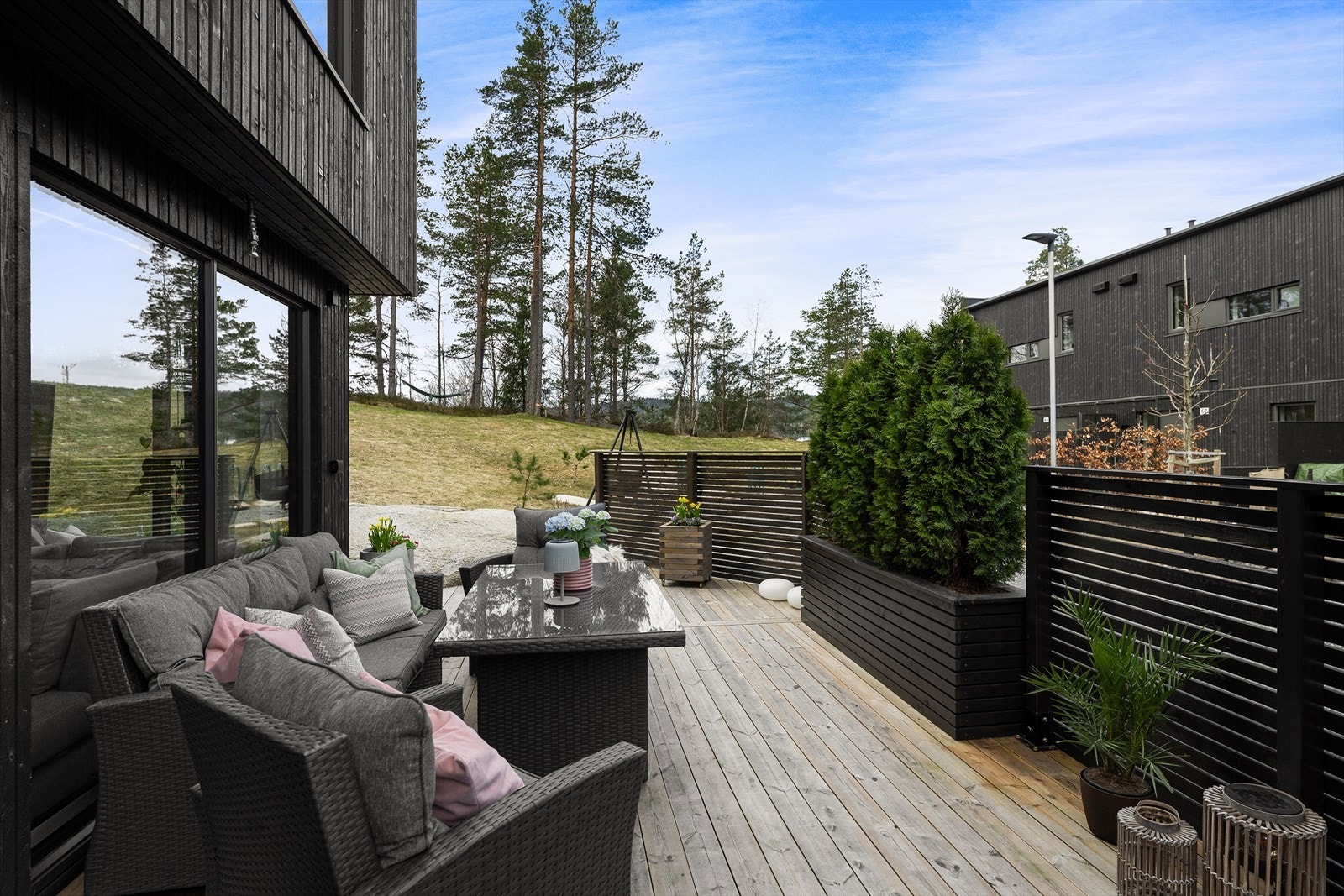 Her er det god plass til både sittegruppe og spisebord. Galleribilde