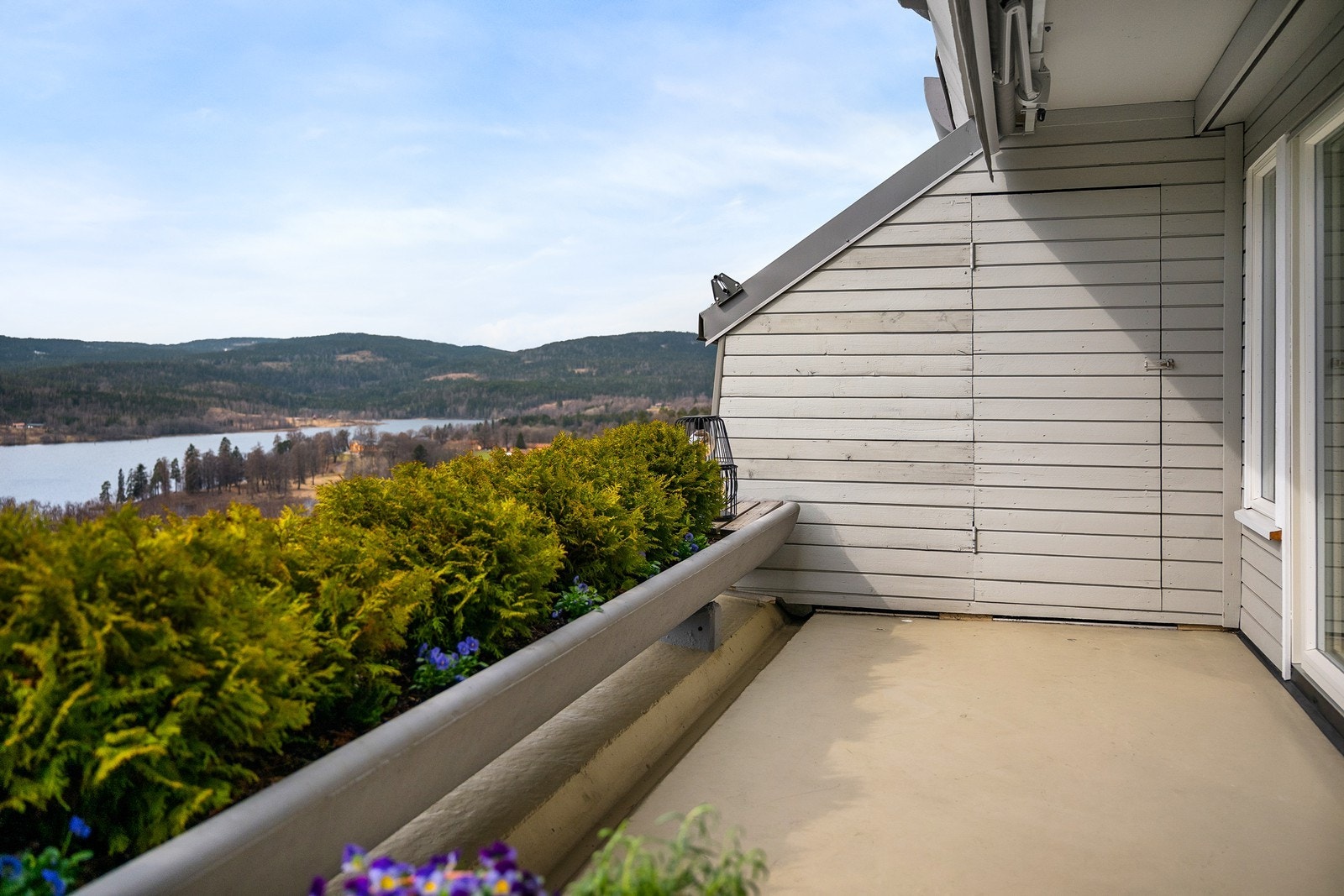 Sydvestvendt terrasse med nyere elektrisk markise + utebod. Beboerne har også tilgang til sykkel- og skiboder Galleribilde