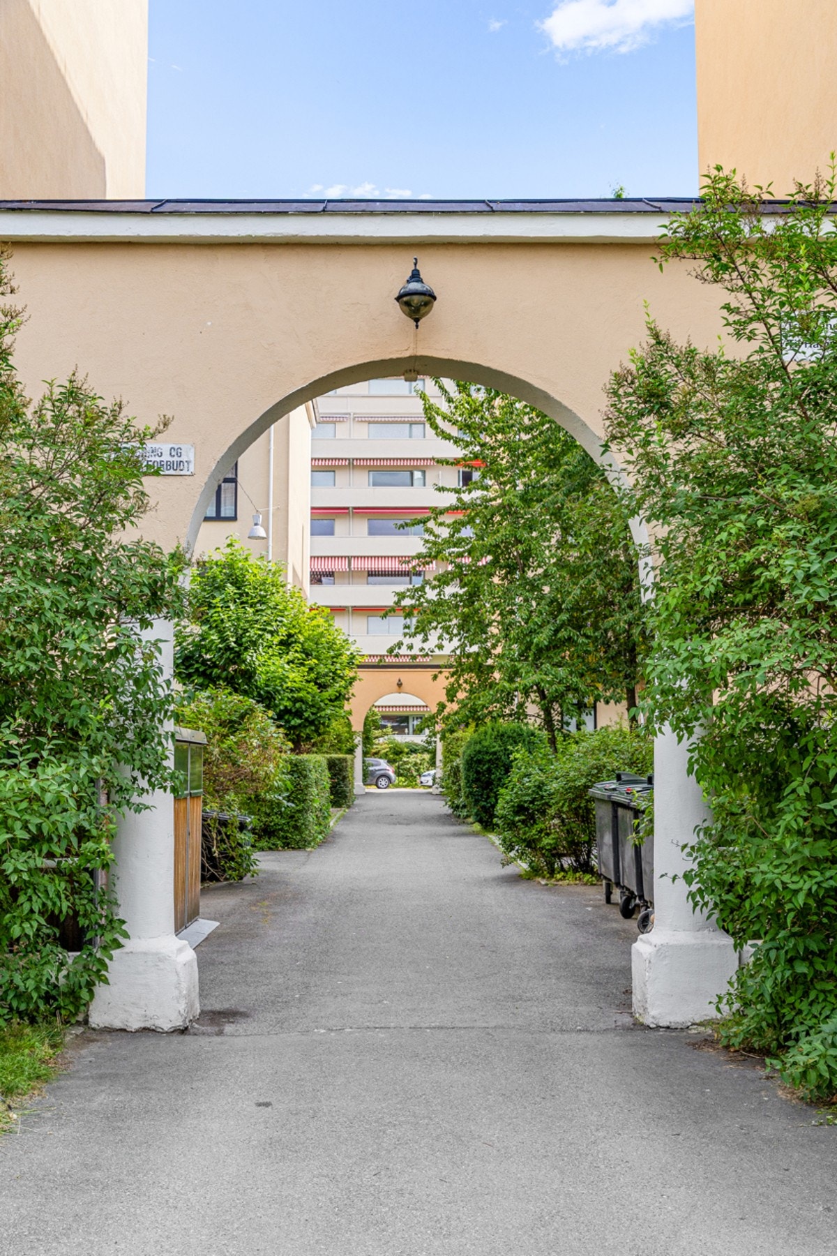 Bakgården oppleves skjermet og privat, uten innsyn fra området rundt. Galleribilde