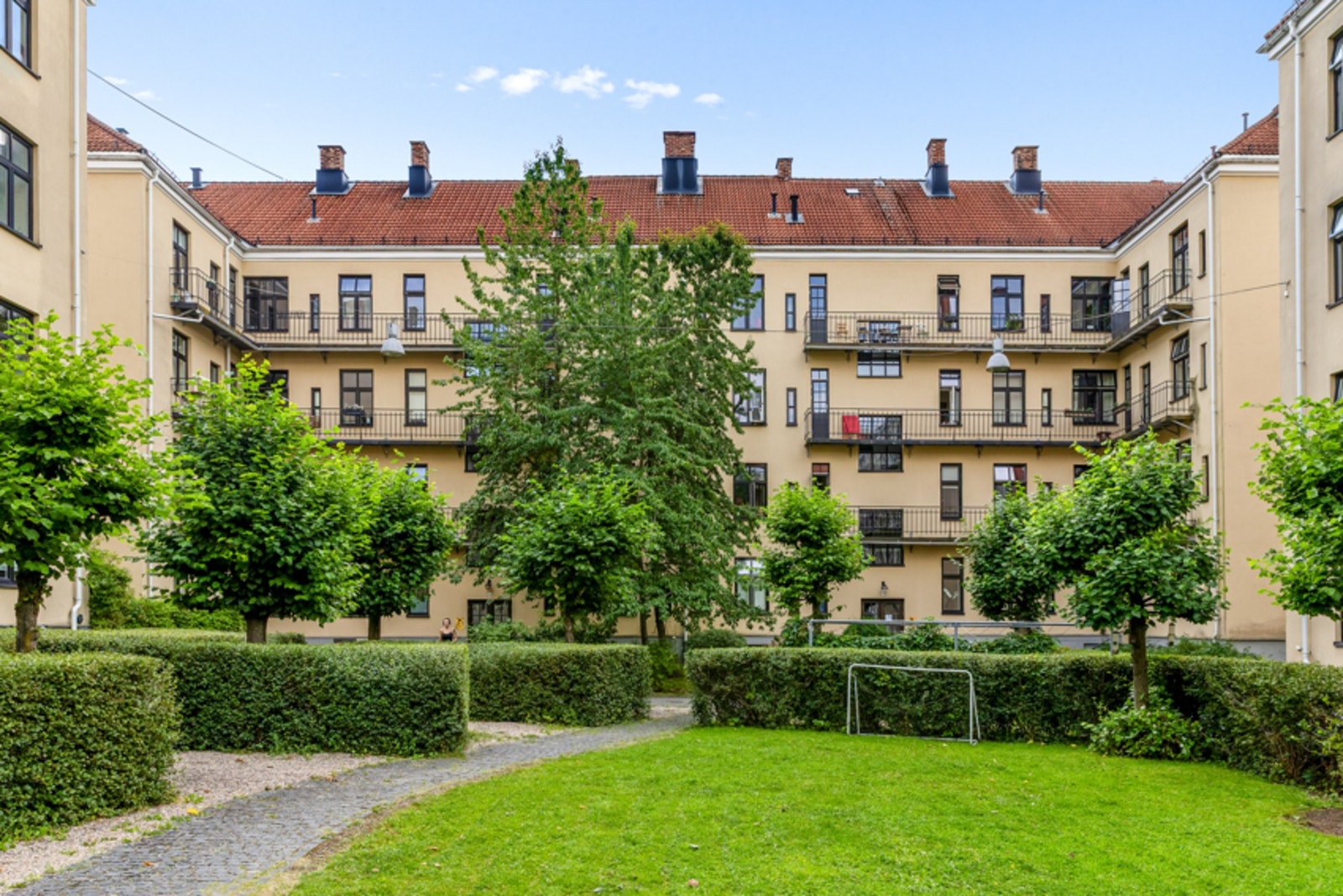 Leiligheten er en del av Aksjelaget Trudvang AS som er kjent for sine flotte bygårder med fantastiske bakgårdsarealer. Galleribilde