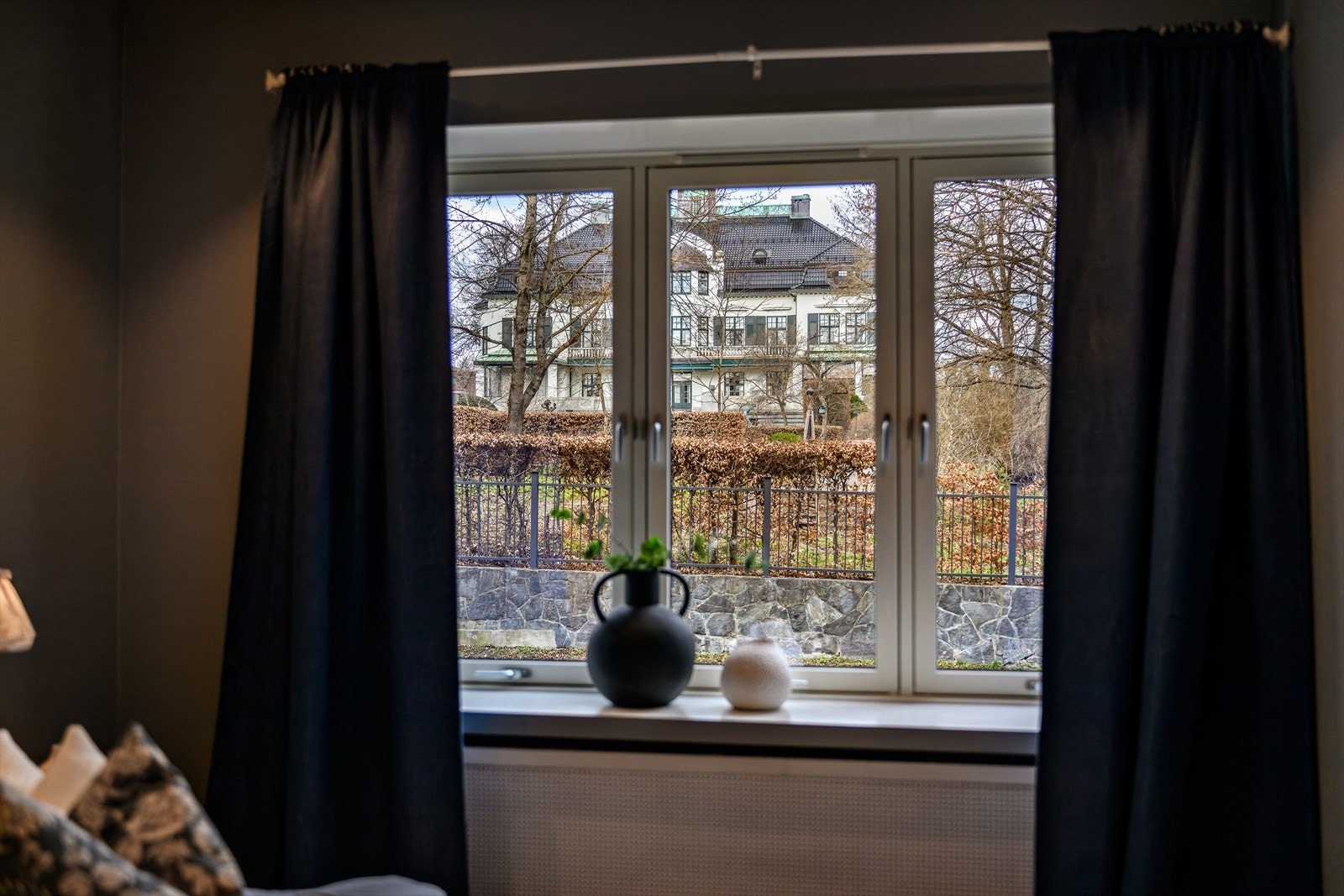 Vakkert utsyn mot en av Norges mest praktfulle ambassadeboliger Galleribilde