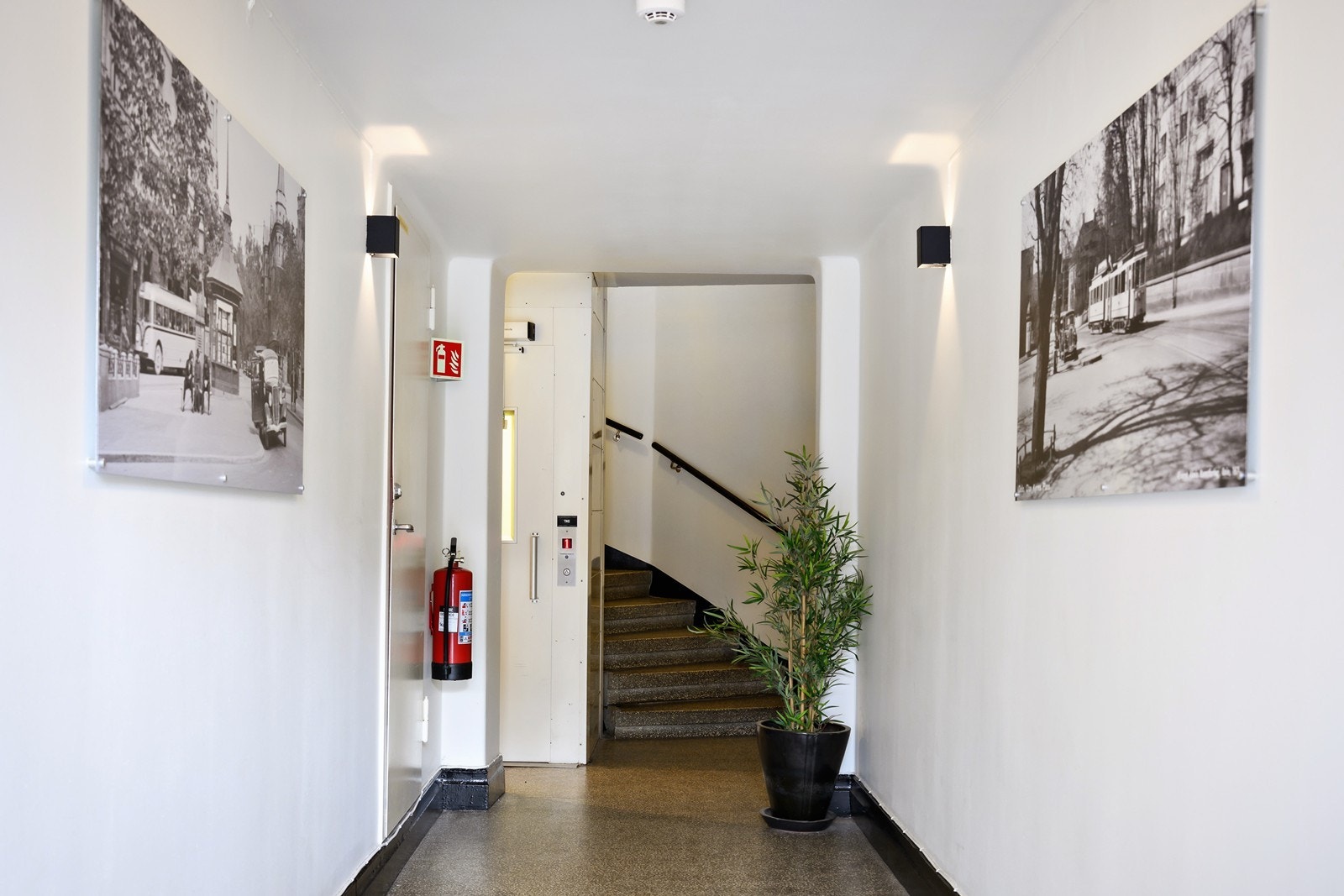 Leiligheten ligger i byggets 2. etasje med heis Galleribilde