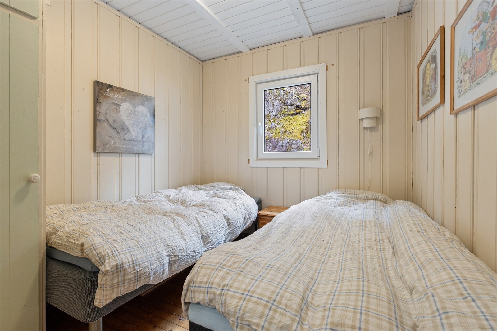 Soverom i hyttas hovedetasje byr på plass for senger og innebygget skapløsning. Galleribilde