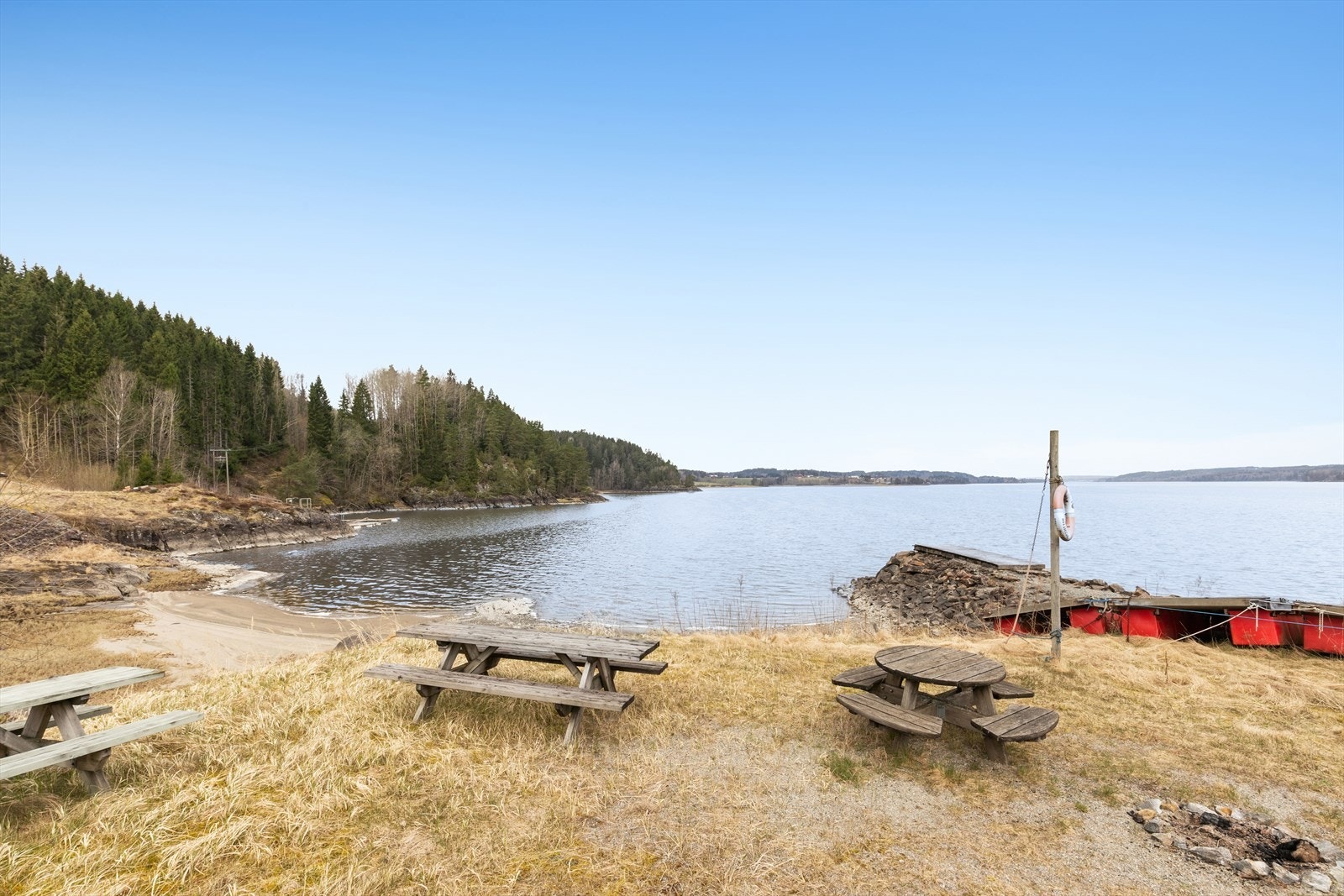 Kun fem minutters gange til Glomma, som byr på fine badeplasser og gode fiskemuligheter. Galleribilde