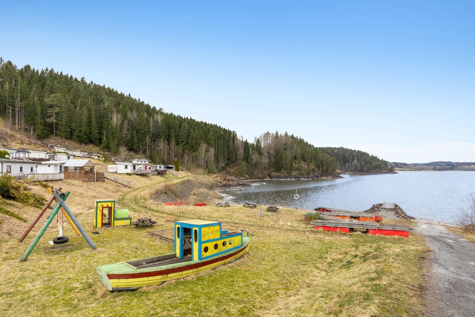 På nærliggende Glennetangen camping finner du en innbydende strand, perfekt for varme sommerdager. Galleribilde
