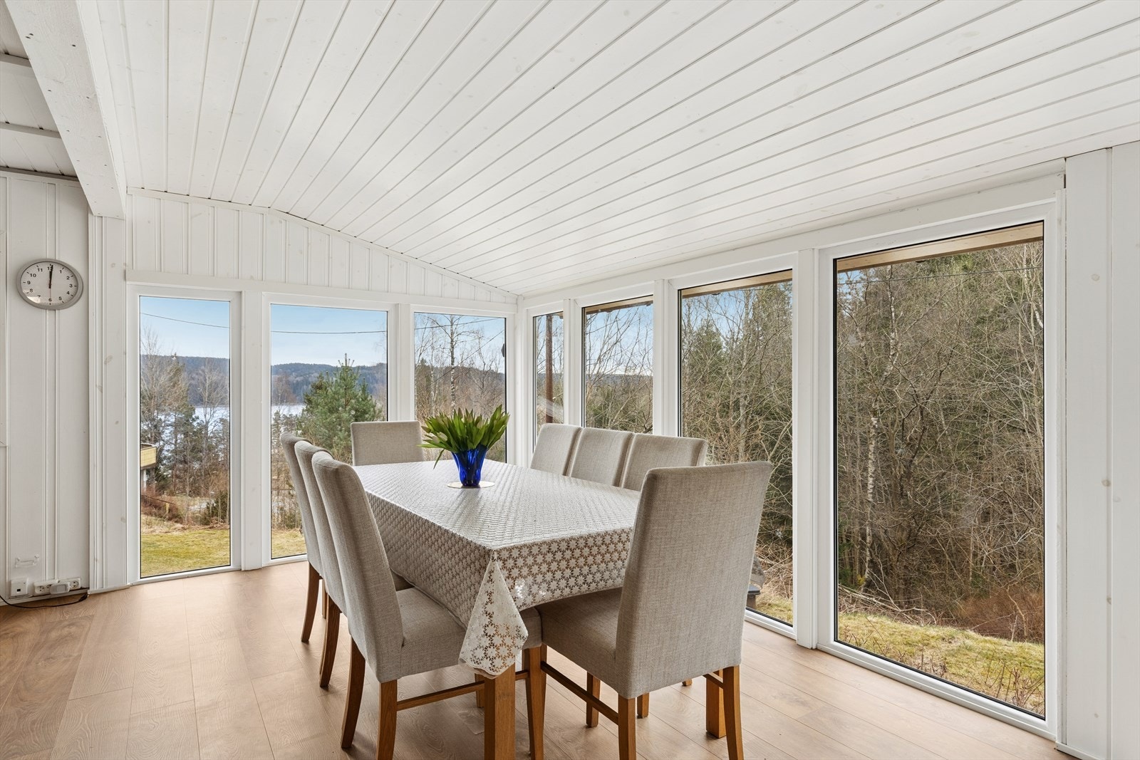 Den utvidede stuedelen gir god plass til en stor spisegruppe, med direkte utgang til terrassen. Galleribilde