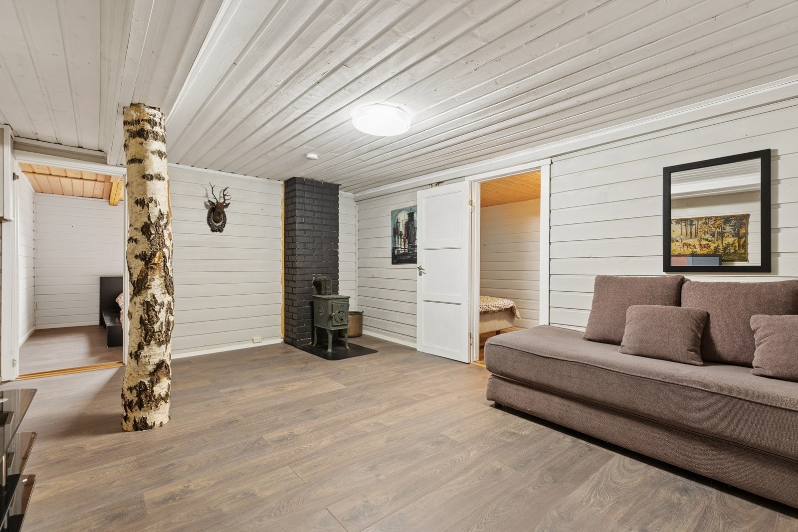 Koselig kjellerstue med plass for en trivelig sofakrok og tv. Vedovnen varmer godt på kalde dager. Galleribilde