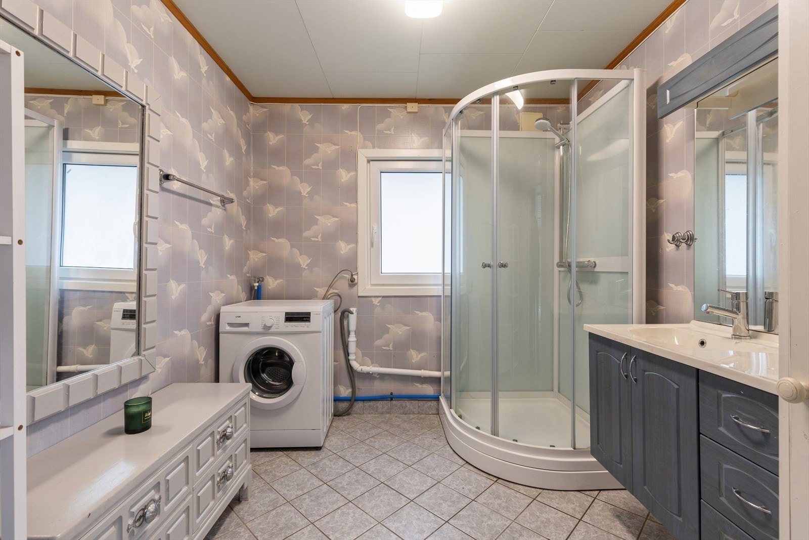 Badet ble oppgradert i 2020 og har flislagt gulv, dusjkabinett og opplegg for vaskemaskin. Galleribilde