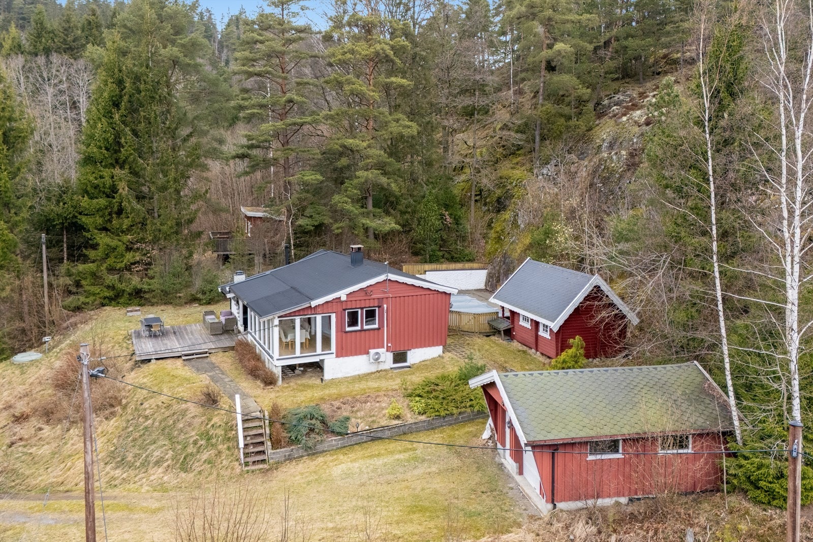 Eiendommen har en romslig garasje på ca. 26 m², oppført i 2006. Galleribilde