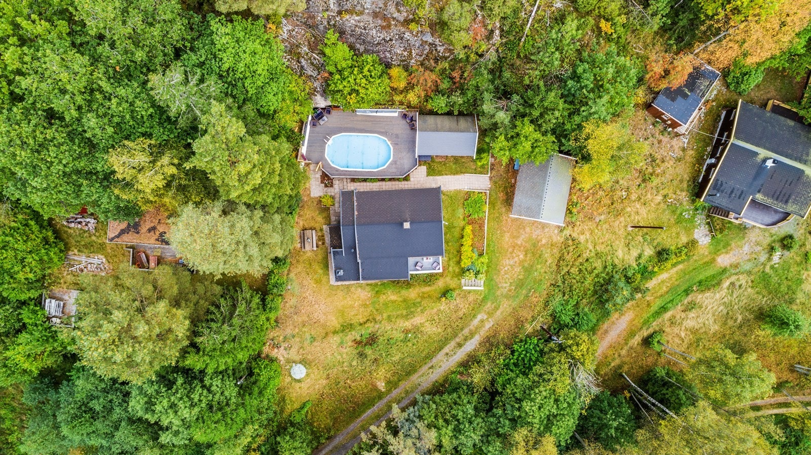 Eiendommen ligger usjenert til, omkranset av natur. Galleribilde