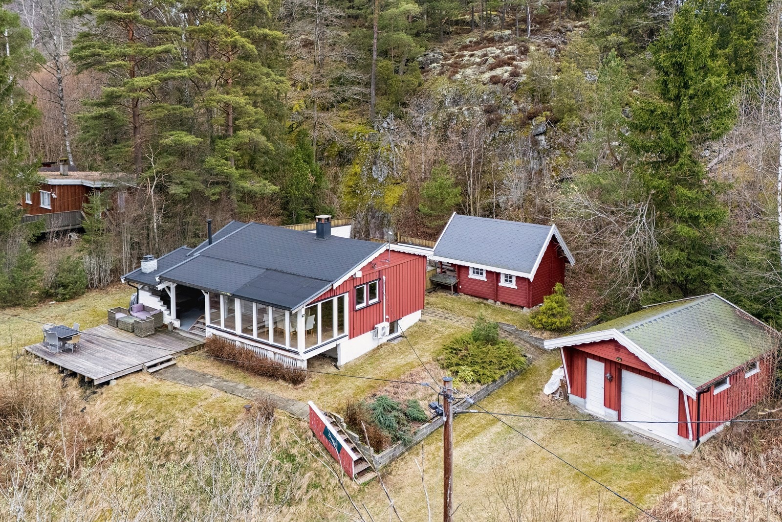 En innholdsrik fritidseiendom på en 1.480 m² tomt med hytte, anneks og garasje, kun en times kjøretur fra Oslo. Galleribilde