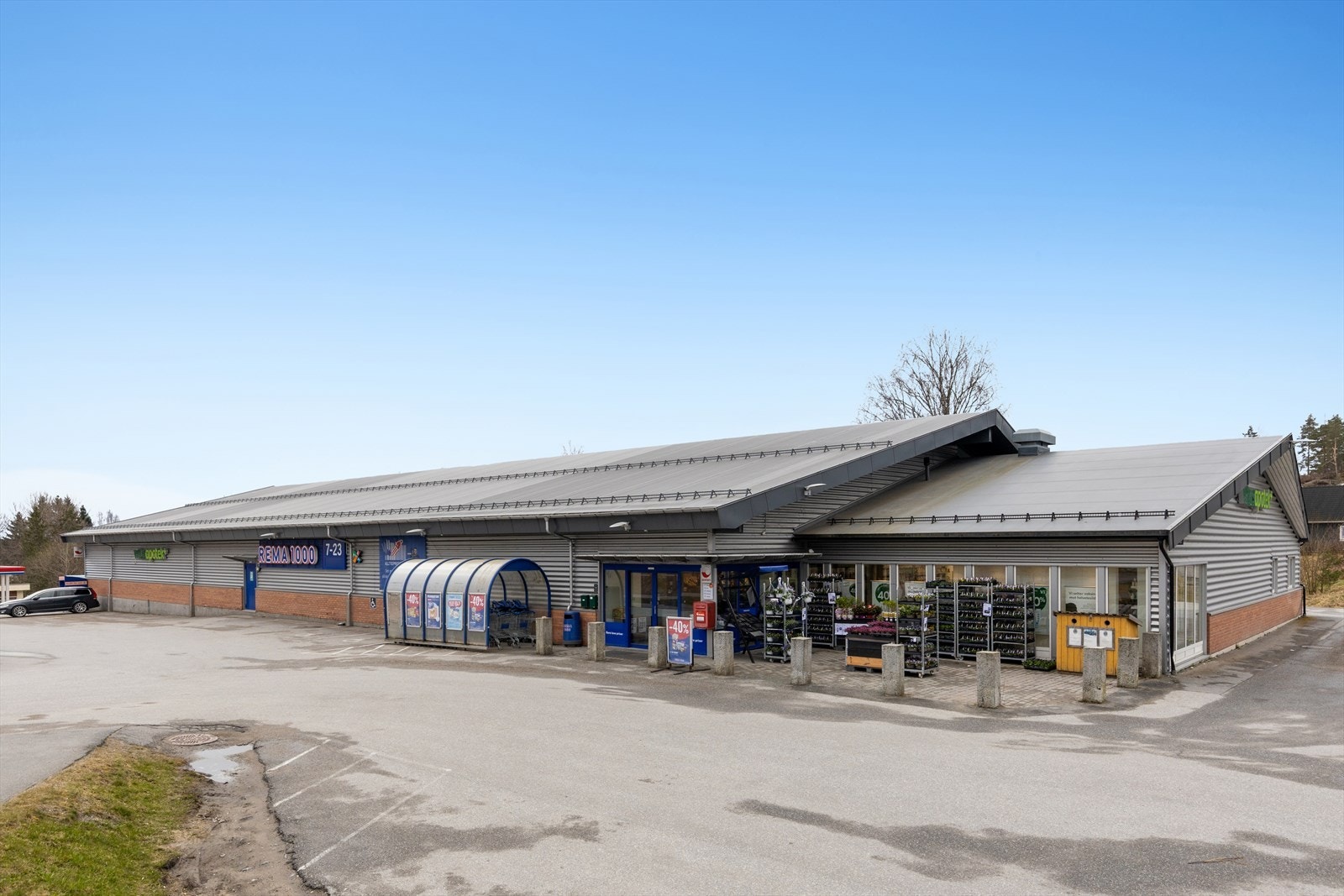Skiptvet sentrum ligger kun ca. 14 minutters kjøring unna, med et godt utvalg av butikker og servicefunksjoner. Galleribilde