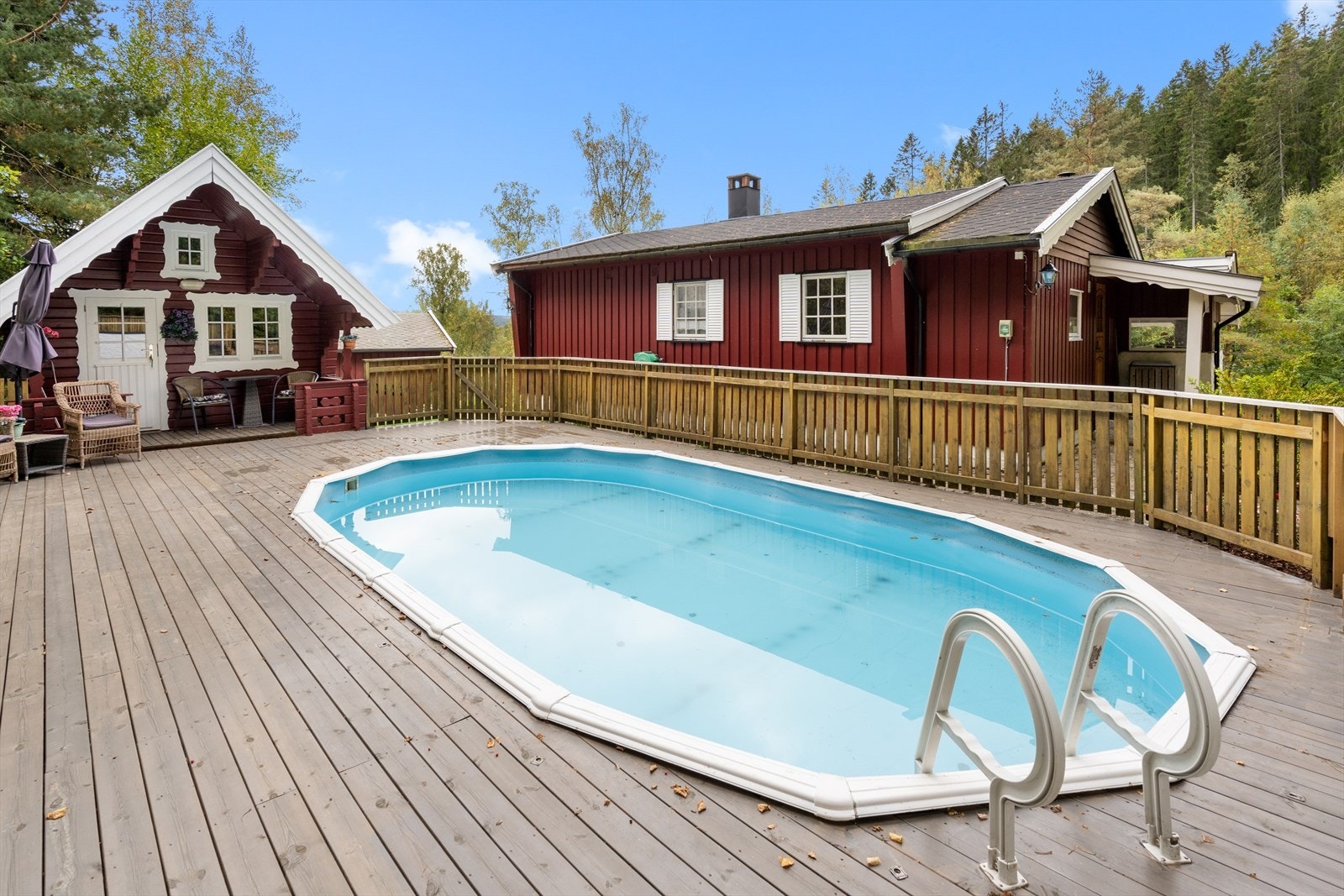 Den store terrassen på ca. 70 m² med svømmebasseng er et naturlig samlingspunkt for familie og venner på varme dager. Galleribilde