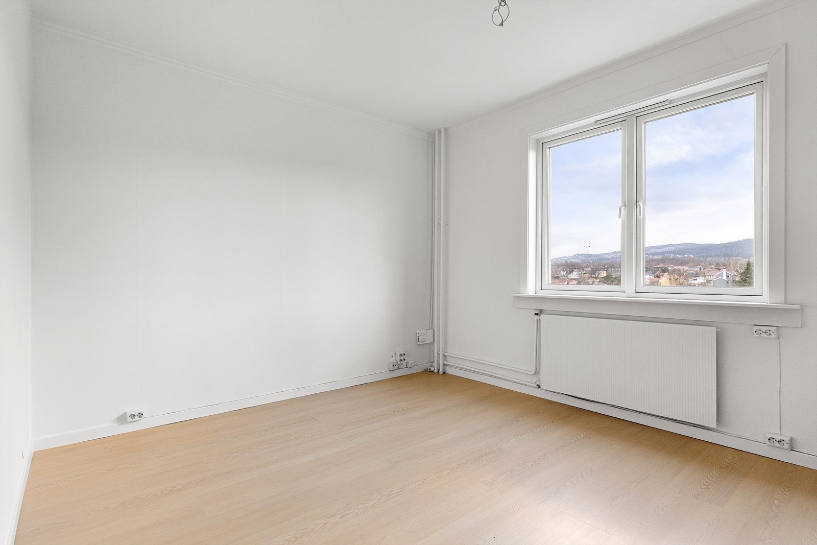 Store vindusflater slipper inn rikelig med naturlig lys, kombinert med en god takhøyde på 2,55 meter. Galleribilde