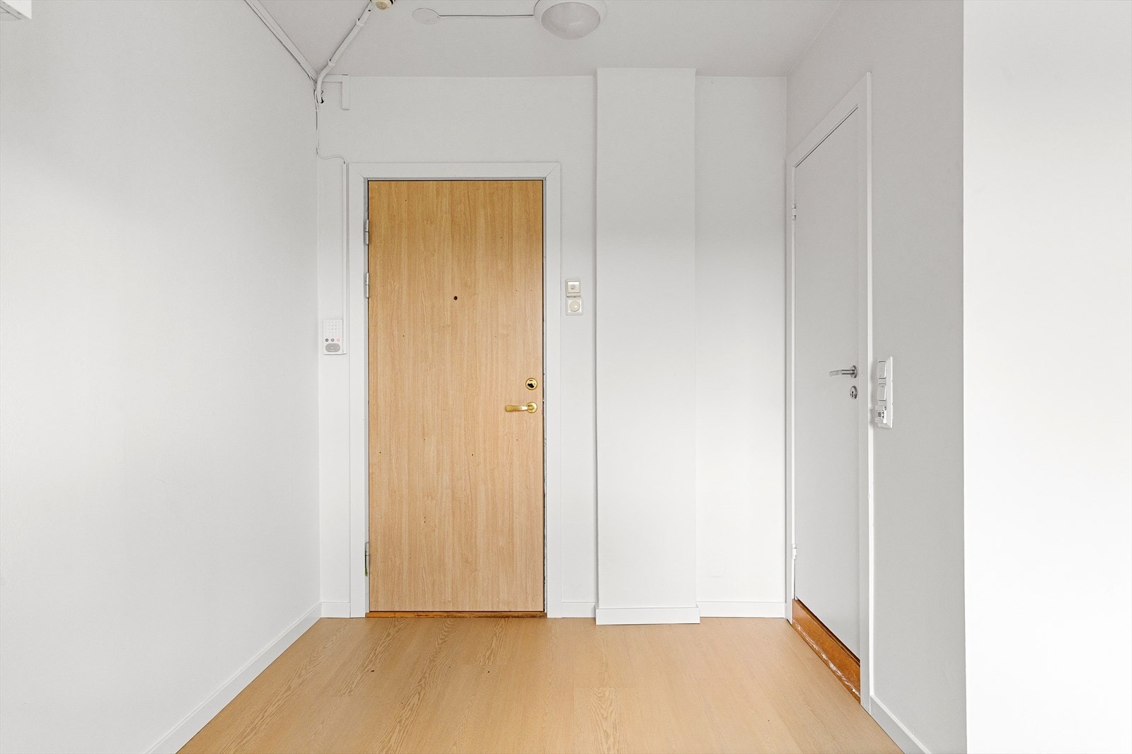 Åpen entré med god plass til oppbevaring av ytterklær og sko. Det er installert callinganlegg med døråpner. Galleribilde