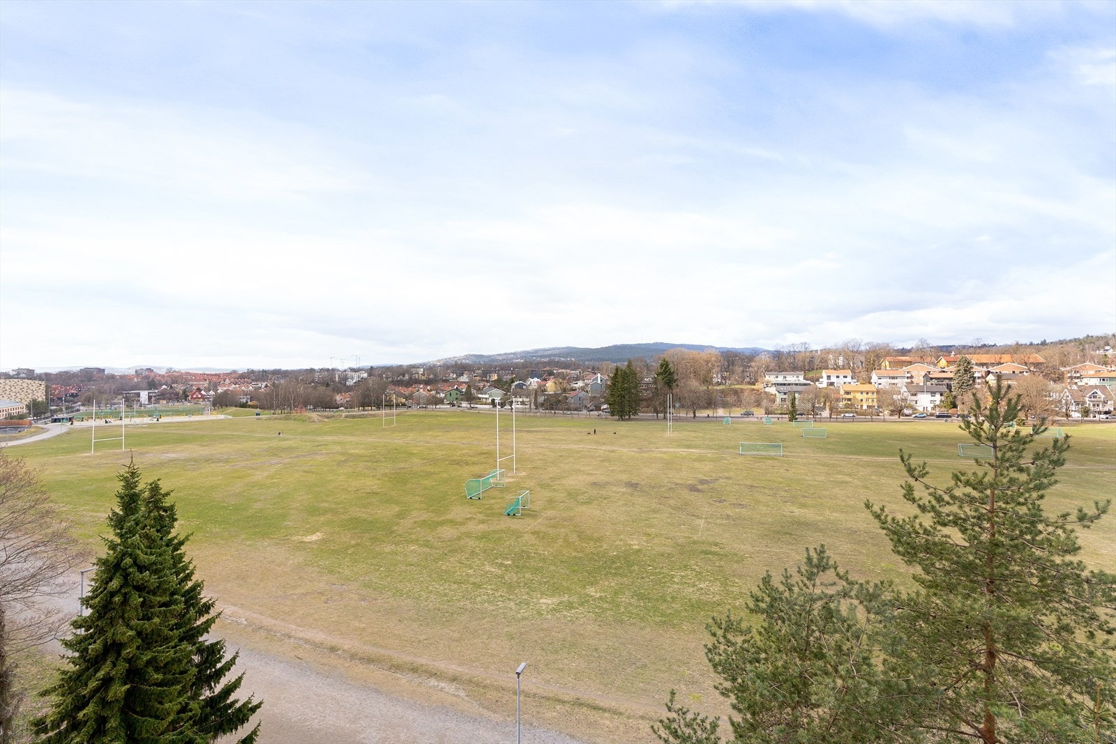 Fra leiligheten kan du nyte flott utsikt over Voldsløkka - et stort og grønt friområde som gir en luftig og åpen følelse rett utenfor døren. Galleribilde
