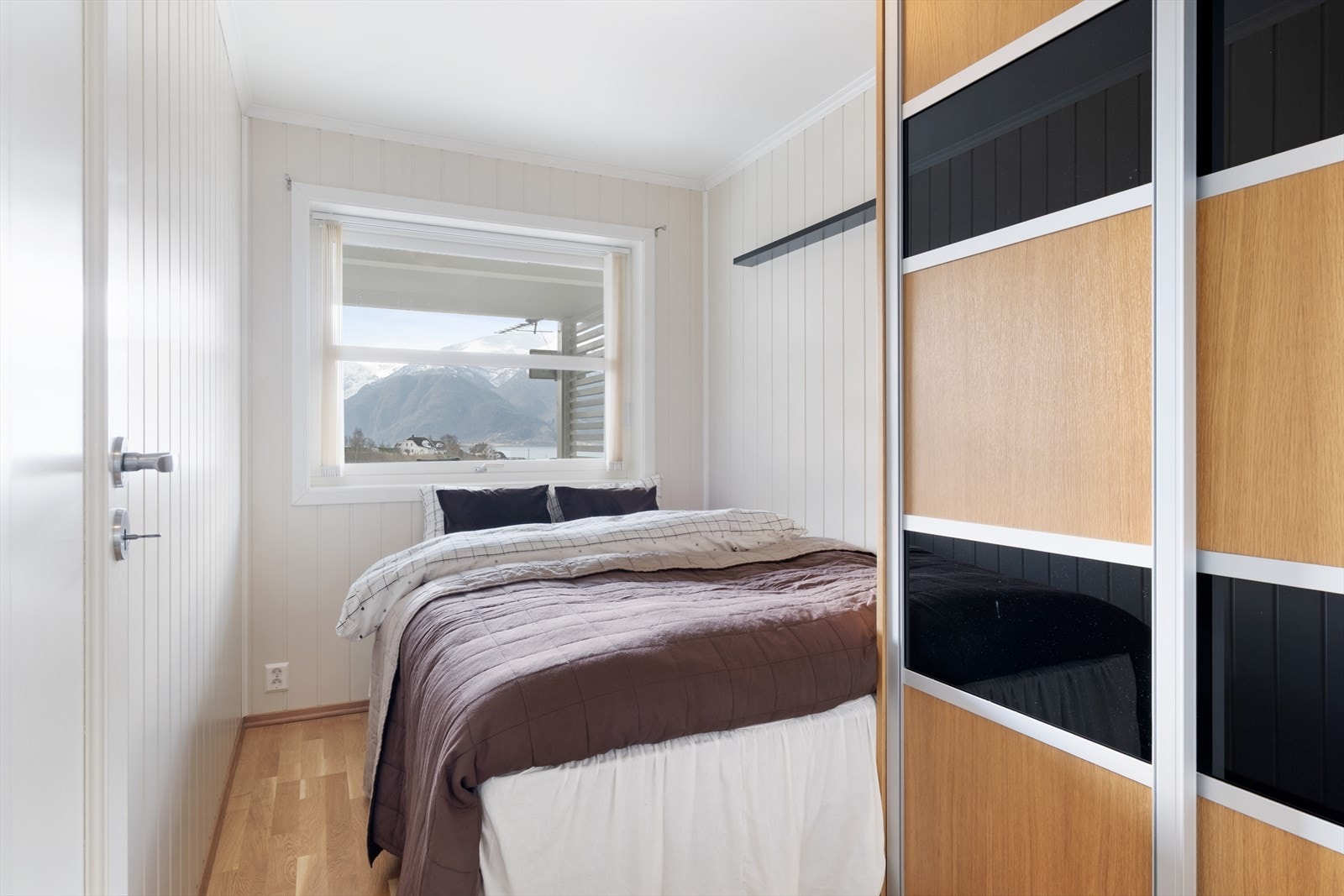 Bustadens to andre soverom er noko mindre, men med plass til seng og innreia med skyvedørsgarderobe. Galleribilde
