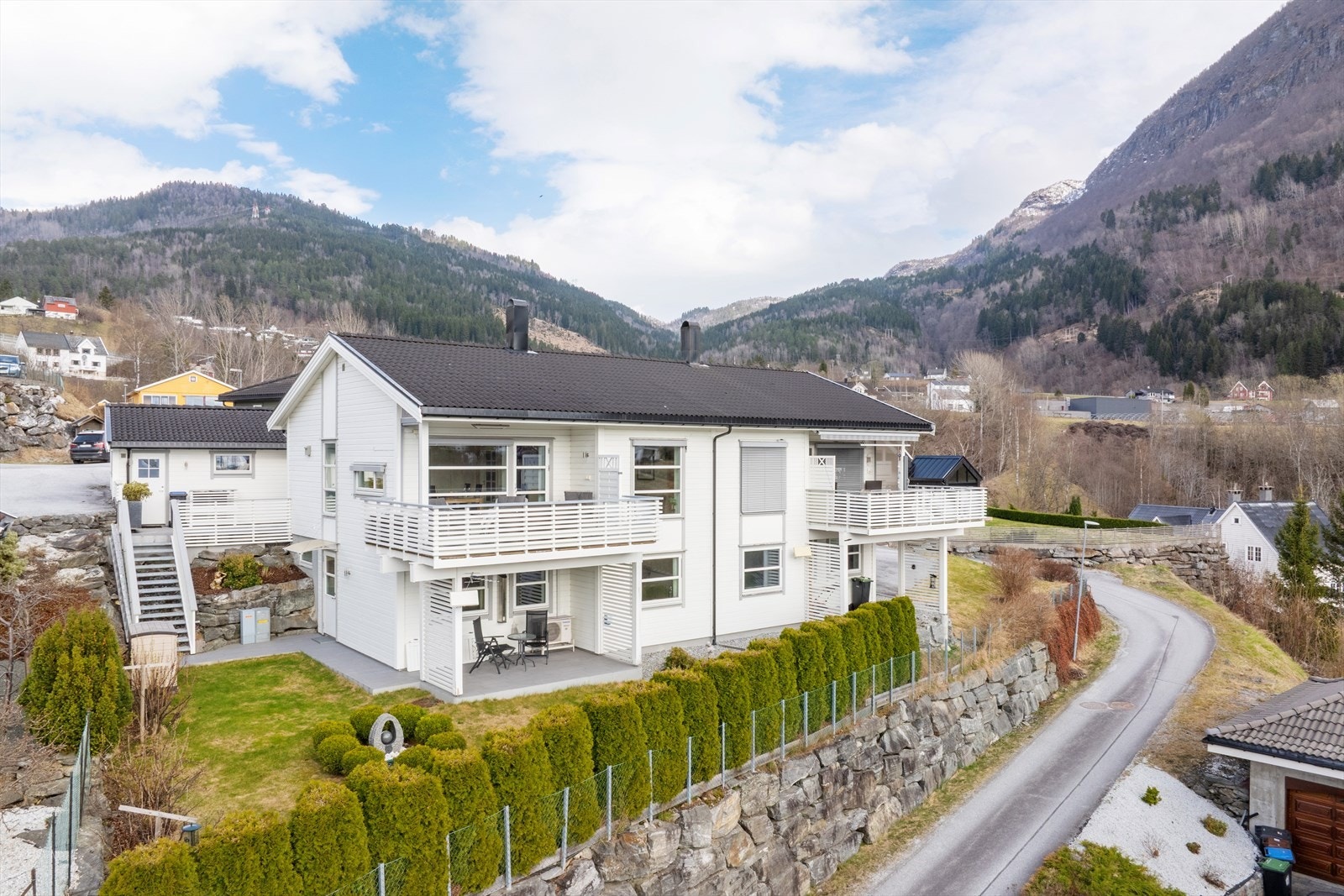 Velkommen til Lundevegen 52B! Ein arealeffektiv og særs godt velhalden del av tomannsbustad med flott beliggenheit på Leikanger! Galleribilde