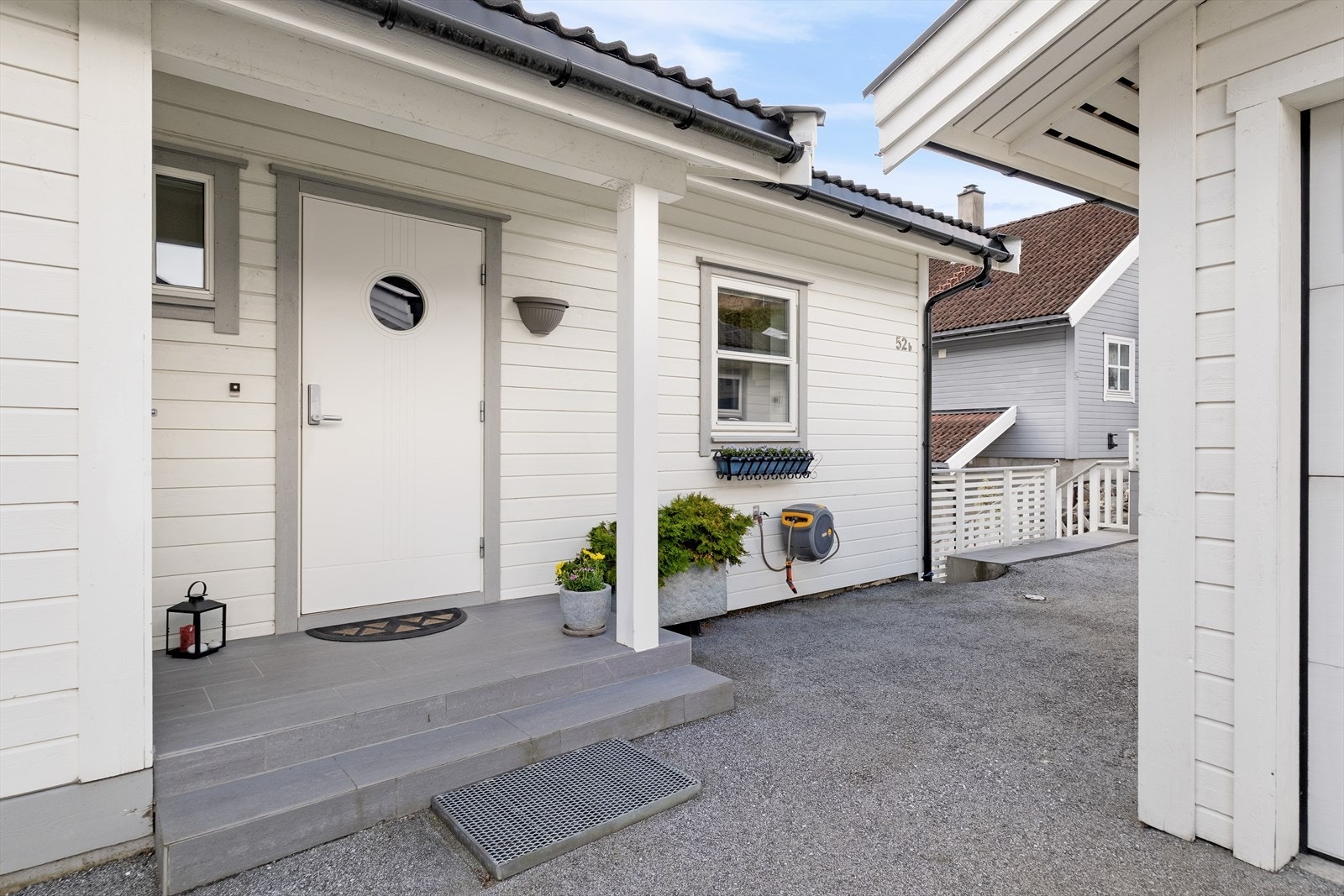 Overbyggd inngangsparti leiar vidare inn til lys og triveleg entré med flislagt golv. Frå entréen kjem ein videre inn til resten av bustaden. Galleribilde