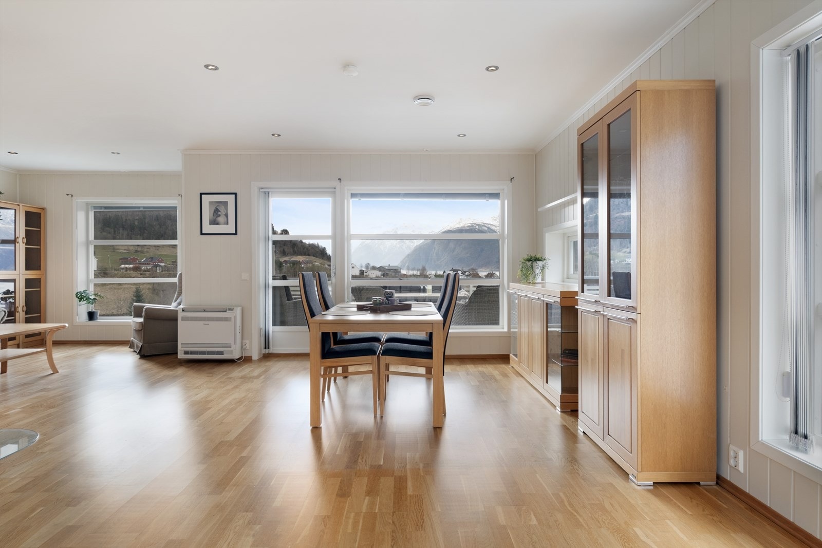 Opphaldsrommet har store vindaugsflater i front som slepp inn mykje naturleg lys. Galleribilde