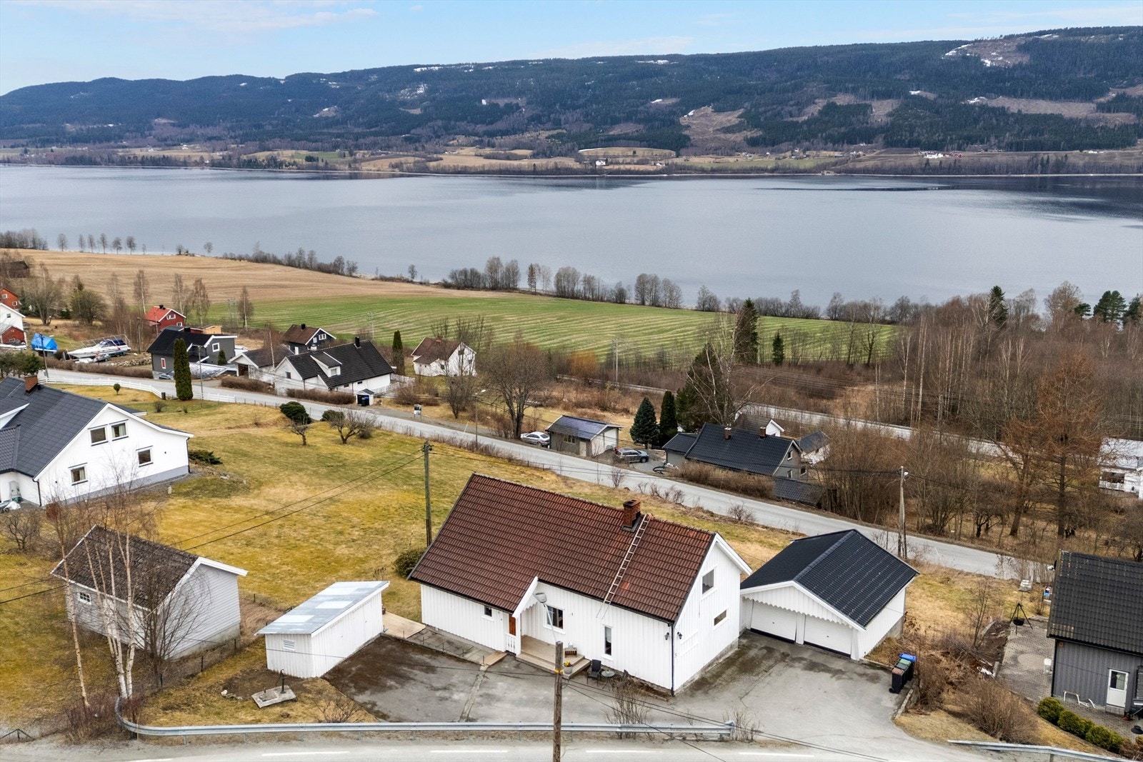 Dronebilde av eiendommen med Randsfjorden i bakgrunnen Galleribilde