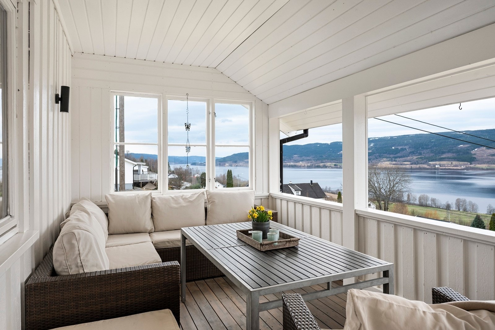 Koselig overbygget terrasse hvor fine sommerkvelder kan nytes i le for vær og vind. Galleribilde