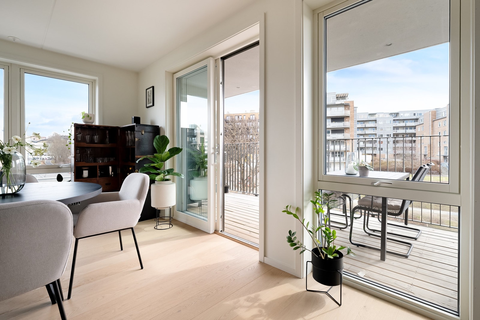 Fra stuen er det utgang til boligens ene balkong. Galleribilde