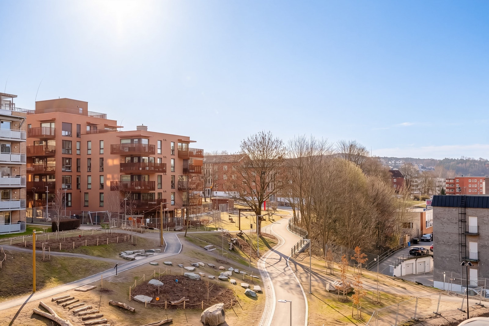 Området har gjennomgått en omfattende forvandling til et sted med herlige boliger og flotte grøntområder i enhver retning. Nydelige Østre Parkdrag er åpnet like foran boligen med turstier, bålplass, sittegrupper og frodig beplantning Galleribilde
