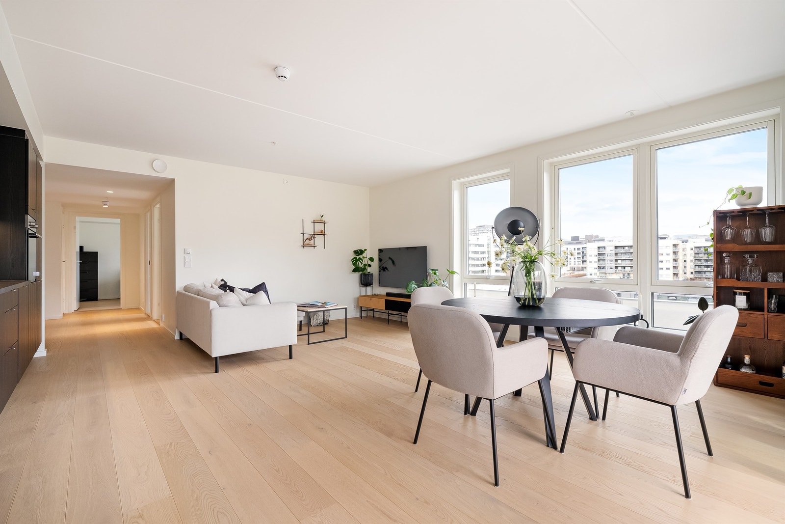 Dette er en stilren leilighet med gode og gjennomtenkte løsninger, både hva det gjelder materialvalg og fargekombinasjoner. Foto: Chris Borowiak. Galleribilde