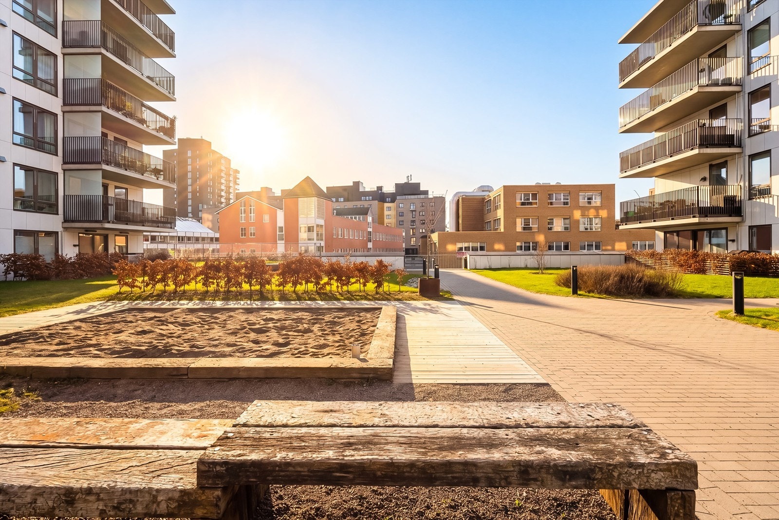 Leiligheten ligger i attraktive og spennende "Ensjøbyen", i bydel Gamle Oslo, og grenser til Hovindammen, idylliske Lille Tøyen Hageby, Marienfryd, Kampen og Vålerenga. Galleribilde