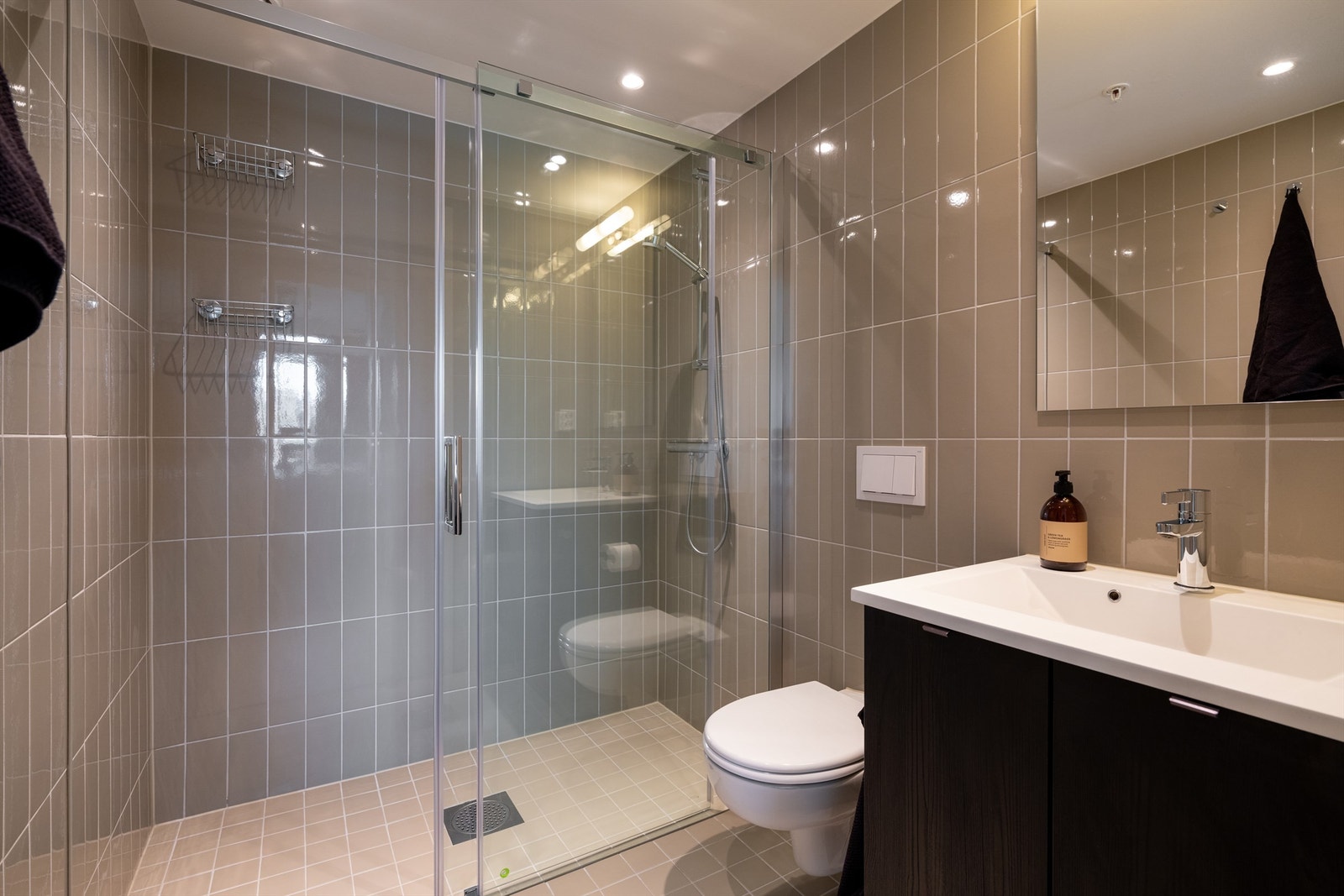 Pent, flislagt baderom med varme i gulv og downlights i himling. Galleribilde