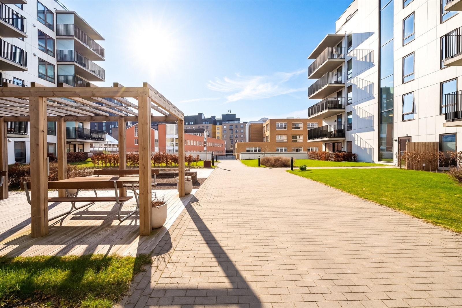 Uteområdet er pent opparbeidet med blant annet belegningsstein, sittegrupper, plenarealer og diverse beplantning. Galleribilde