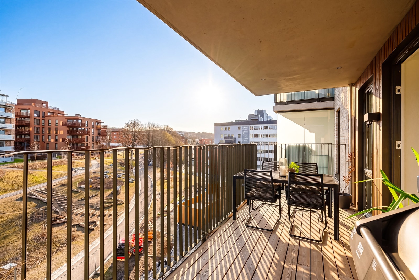 Balkongen med utgang fra stue/kjøkken er på hele 11 m2 og fungerer som en naturlig forlengelse av leiligheten. I følge eier er det sol på uteplassen fra ca. kl 09.30 til ca. kl. 14.30. Galleribilde